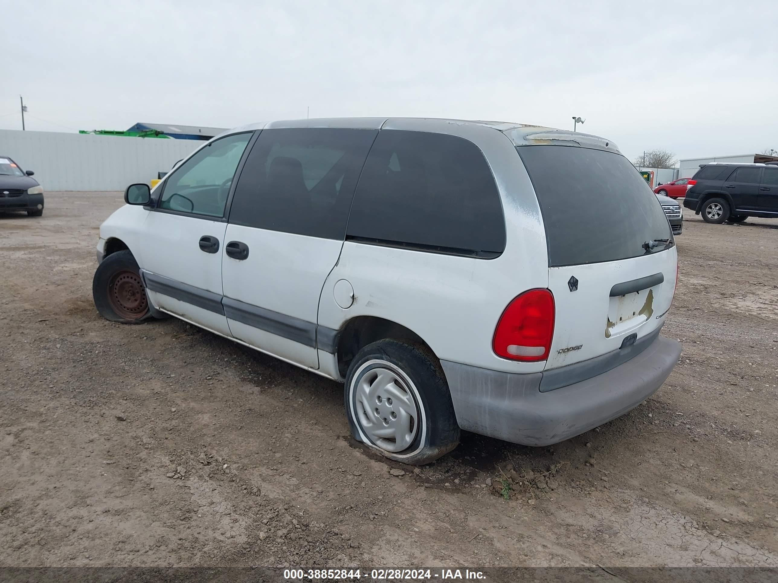 Photo 2 VIN: 2B4GP4533VR374200 - DODGE CARAVAN 