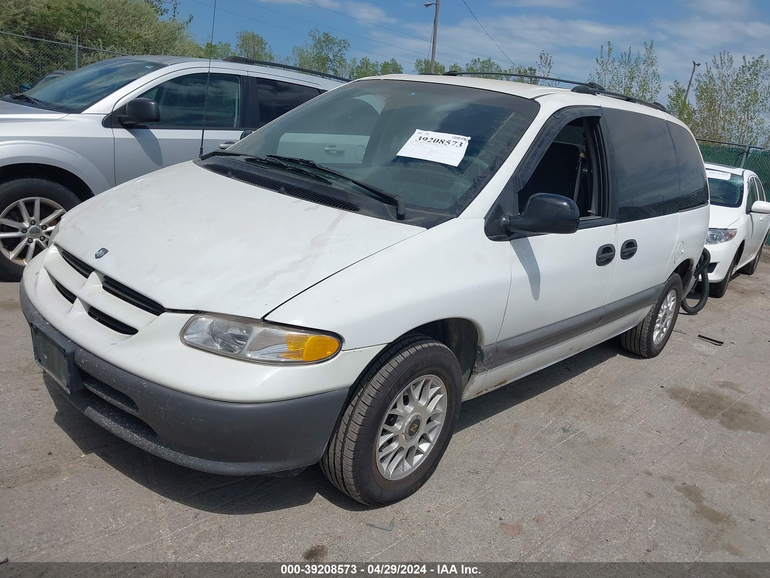 Photo 1 VIN: 2B4GP45B5TR504305 - DODGE CARAVAN 