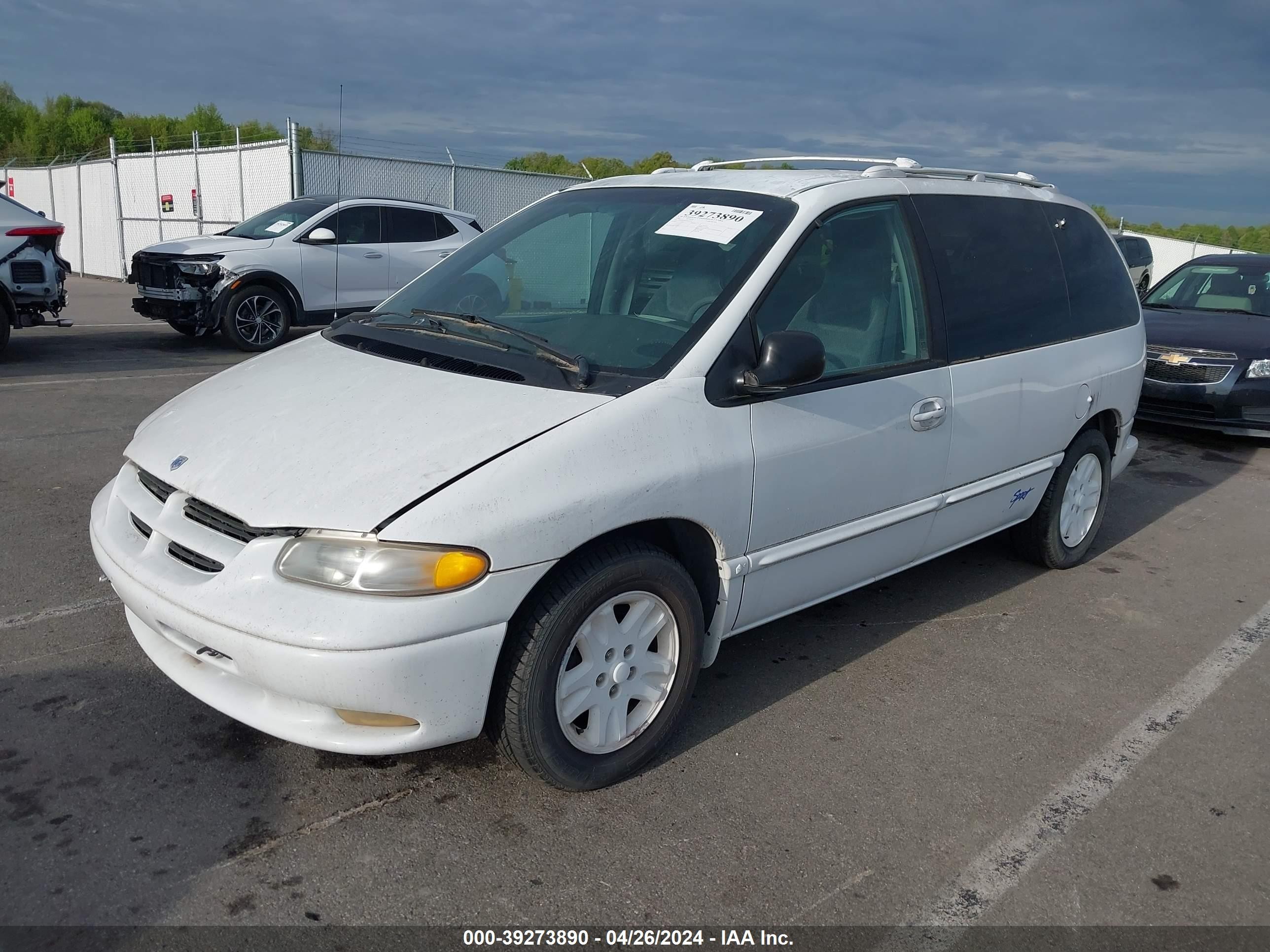 Photo 1 VIN: 2B4GP45R6TR652976 - DODGE CARAVAN 