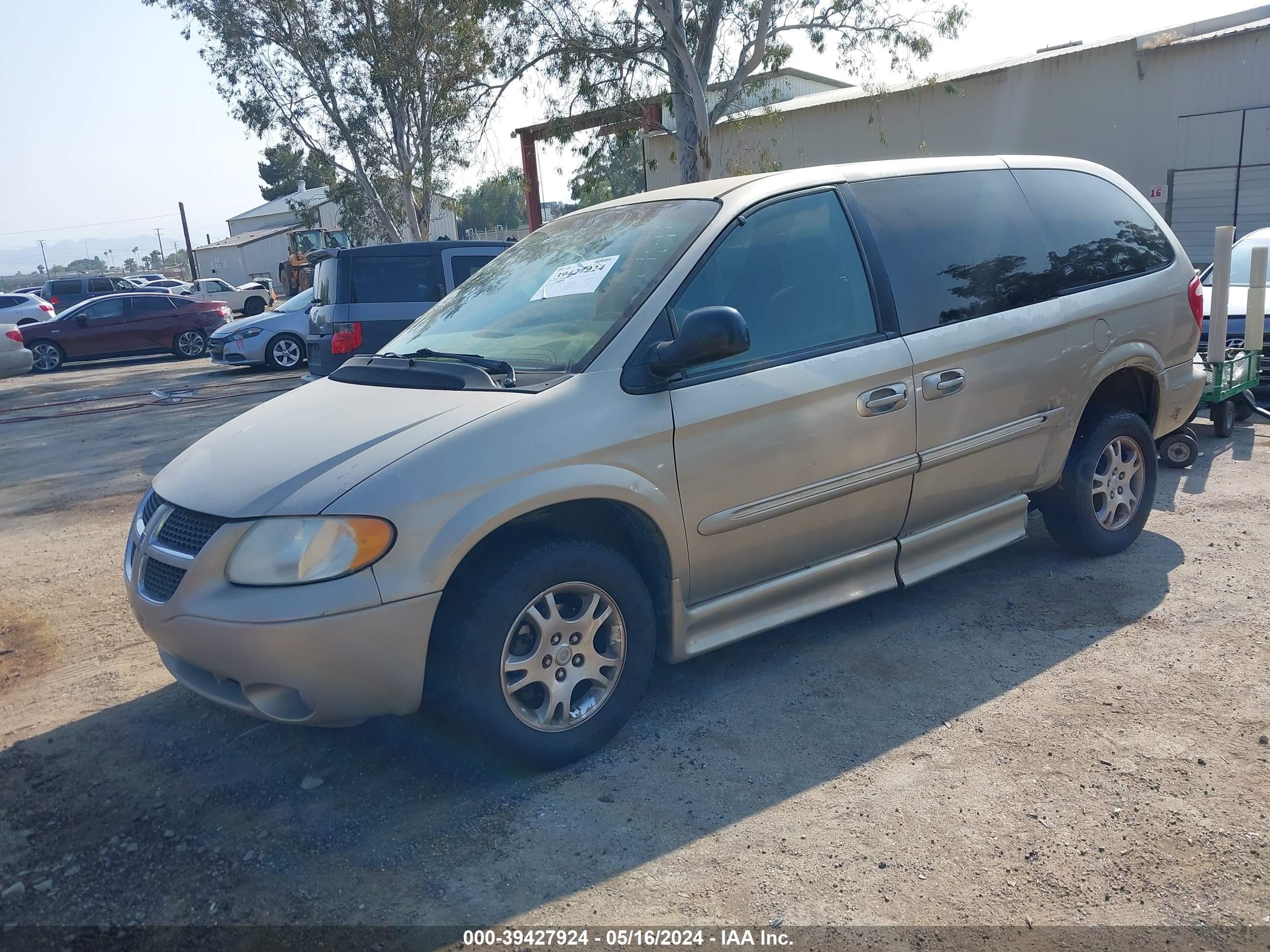 Photo 1 VIN: 2B4GP54L82R581121 - DODGE CARAVAN 