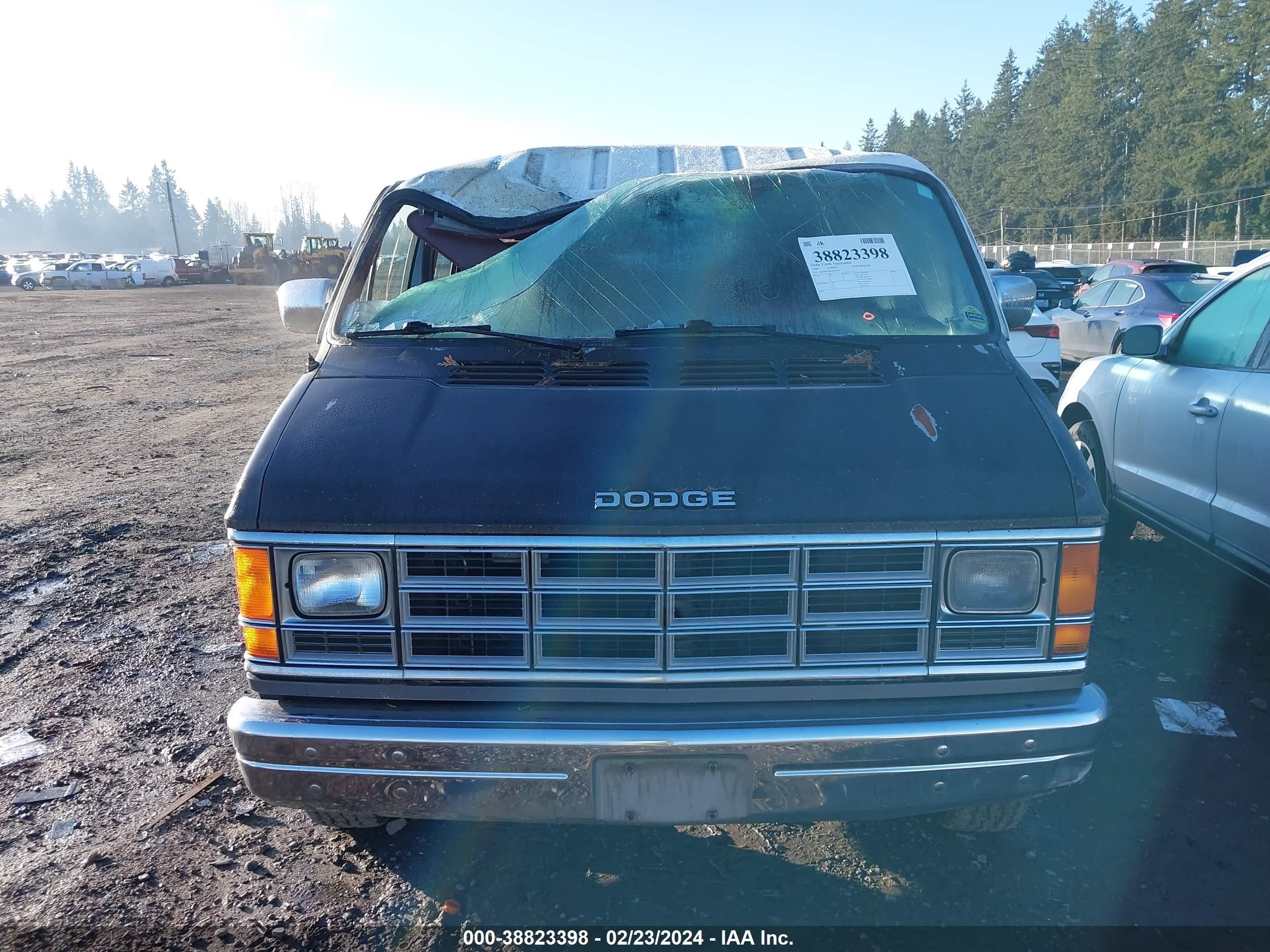 Photo 11 VIN: 2B4HB15Y6LK767997 - DODGE RAM VAN 