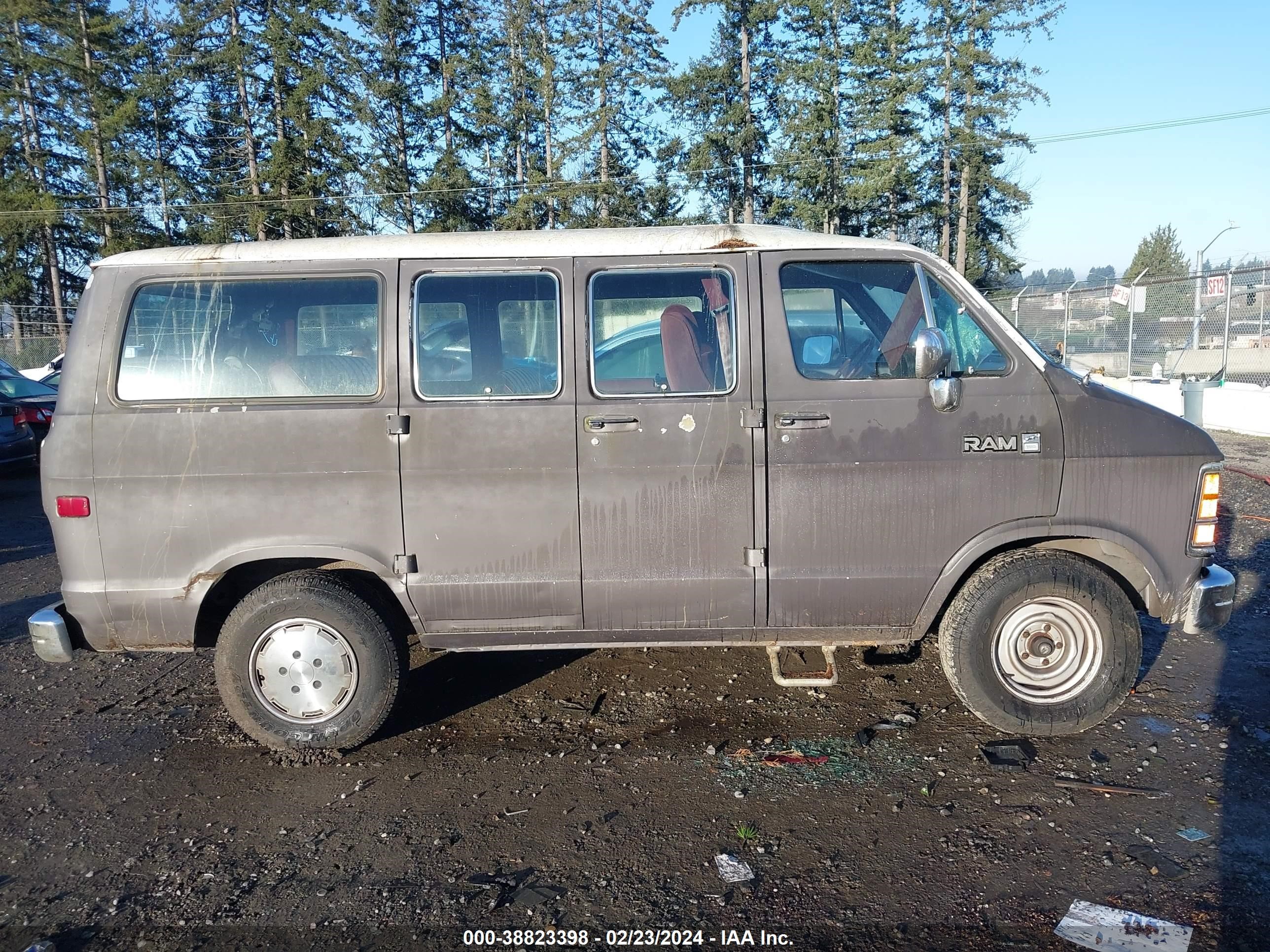 Photo 12 VIN: 2B4HB15Y6LK767997 - DODGE RAM VAN 