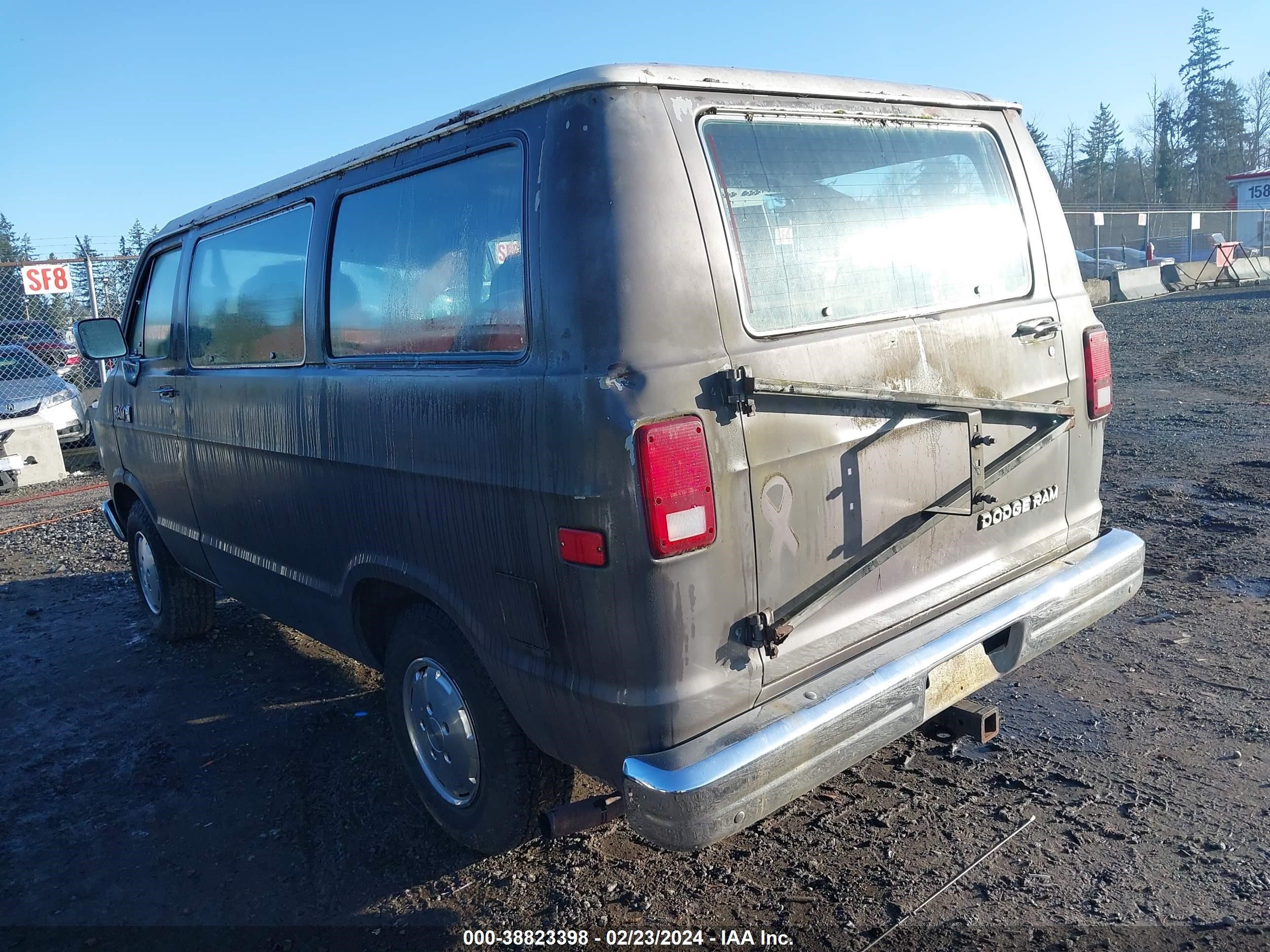 Photo 2 VIN: 2B4HB15Y6LK767997 - DODGE RAM VAN 