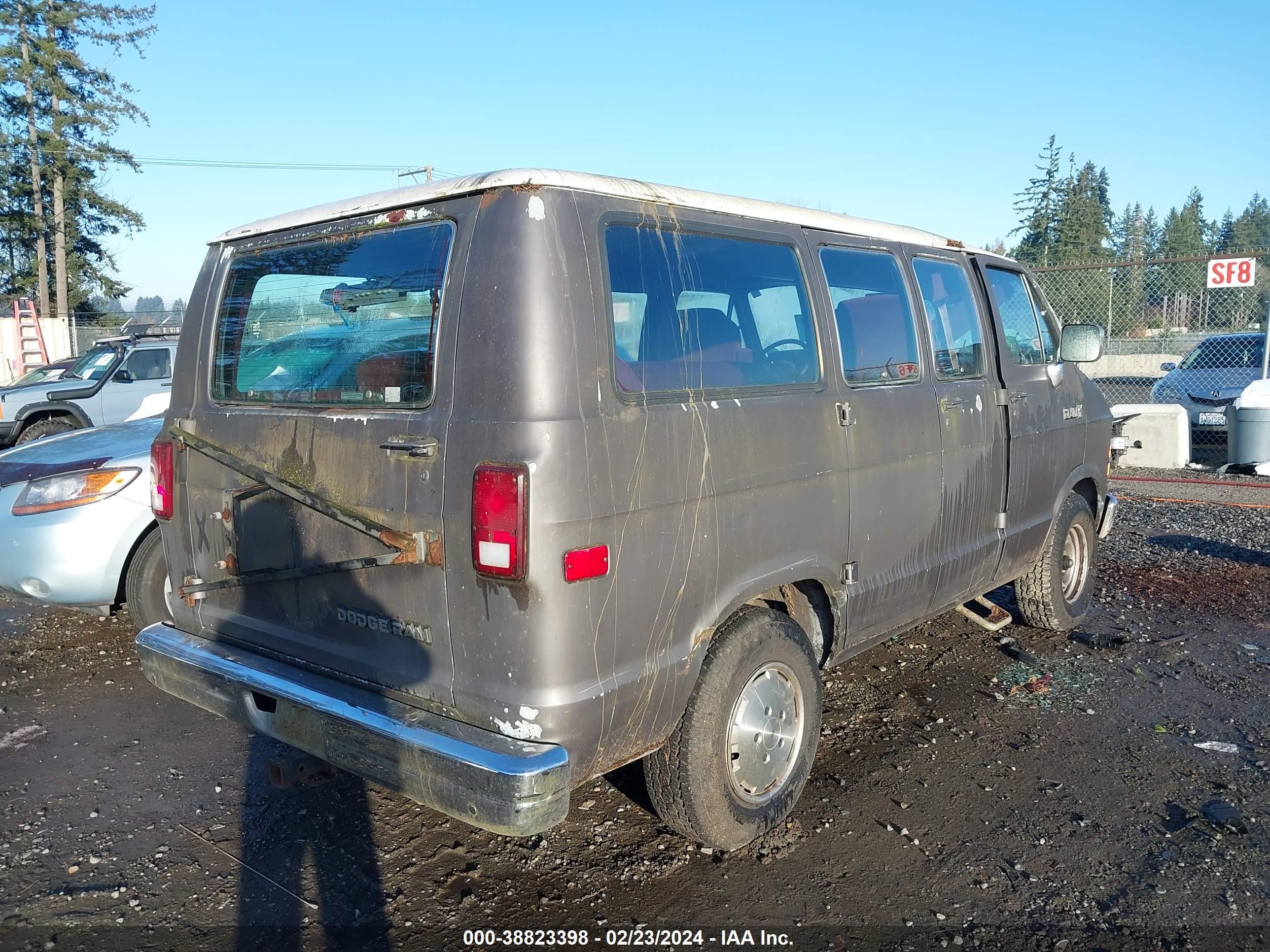 Photo 3 VIN: 2B4HB15Y6LK767997 - DODGE RAM VAN 