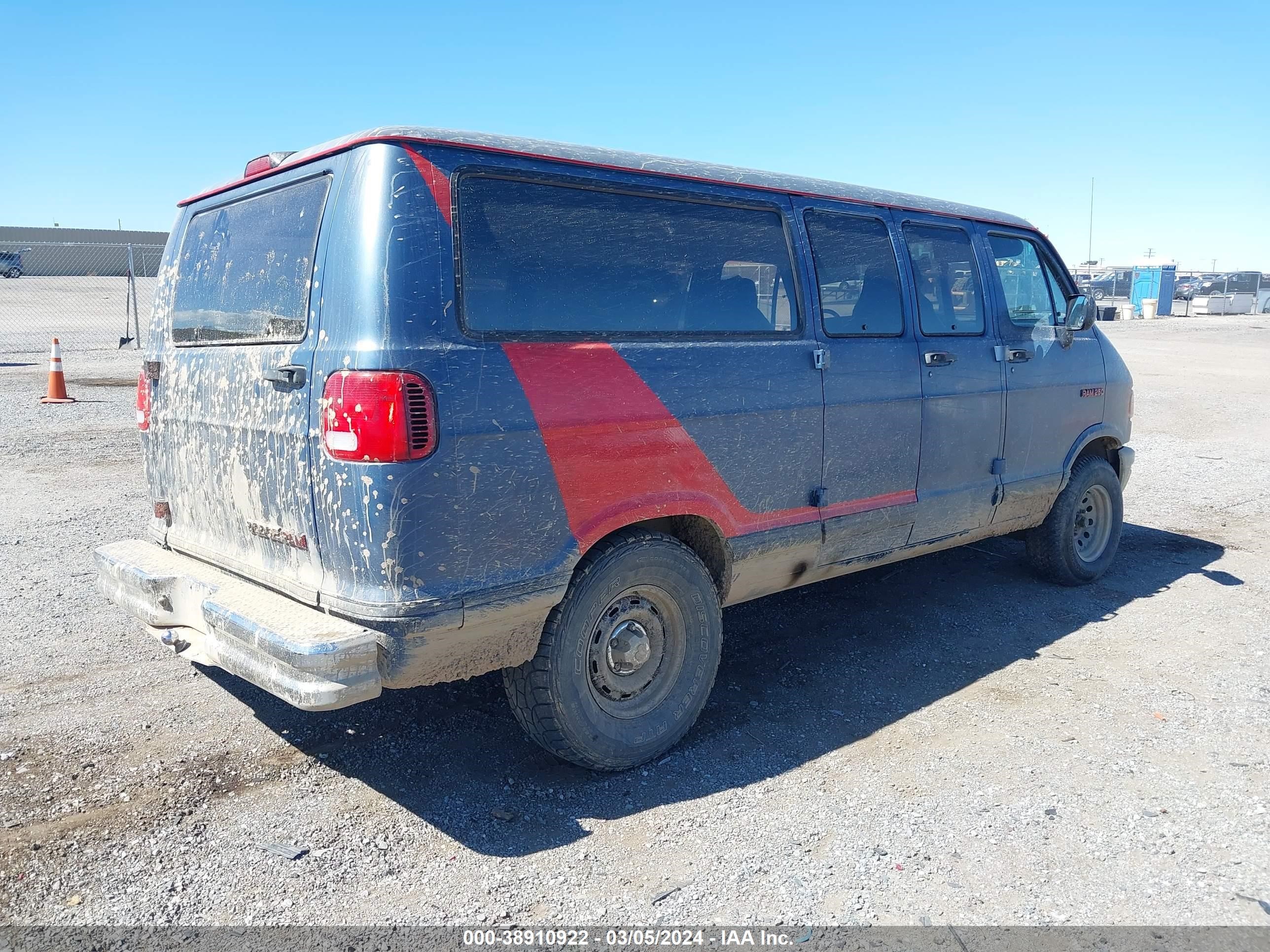 Photo 3 VIN: 2B4HB25Y7RK172459 - DODGE RAM VAN 