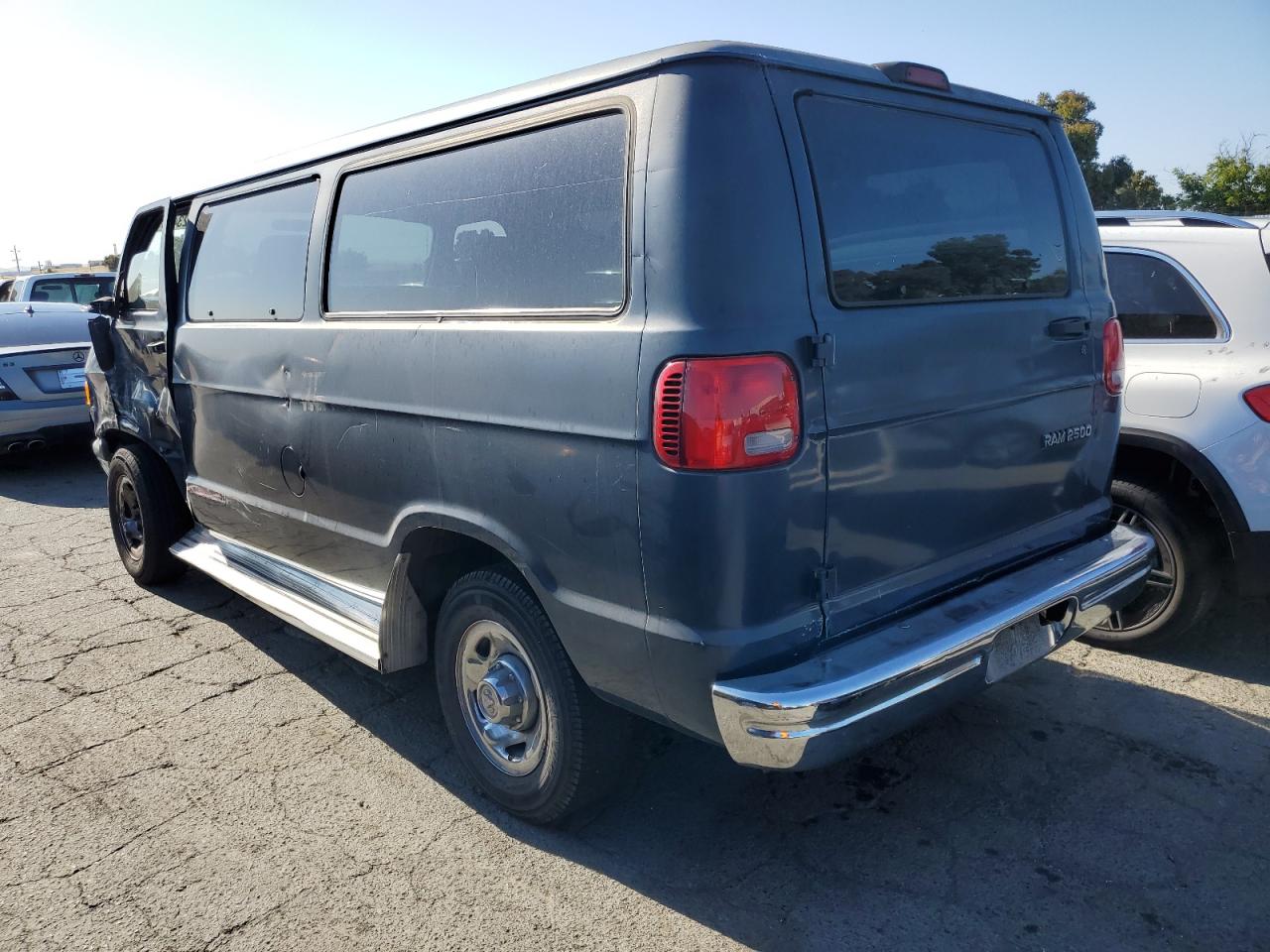 Photo 3 VIN: 2B5WB25Z5YK119446 - DODGE RAM VAN 