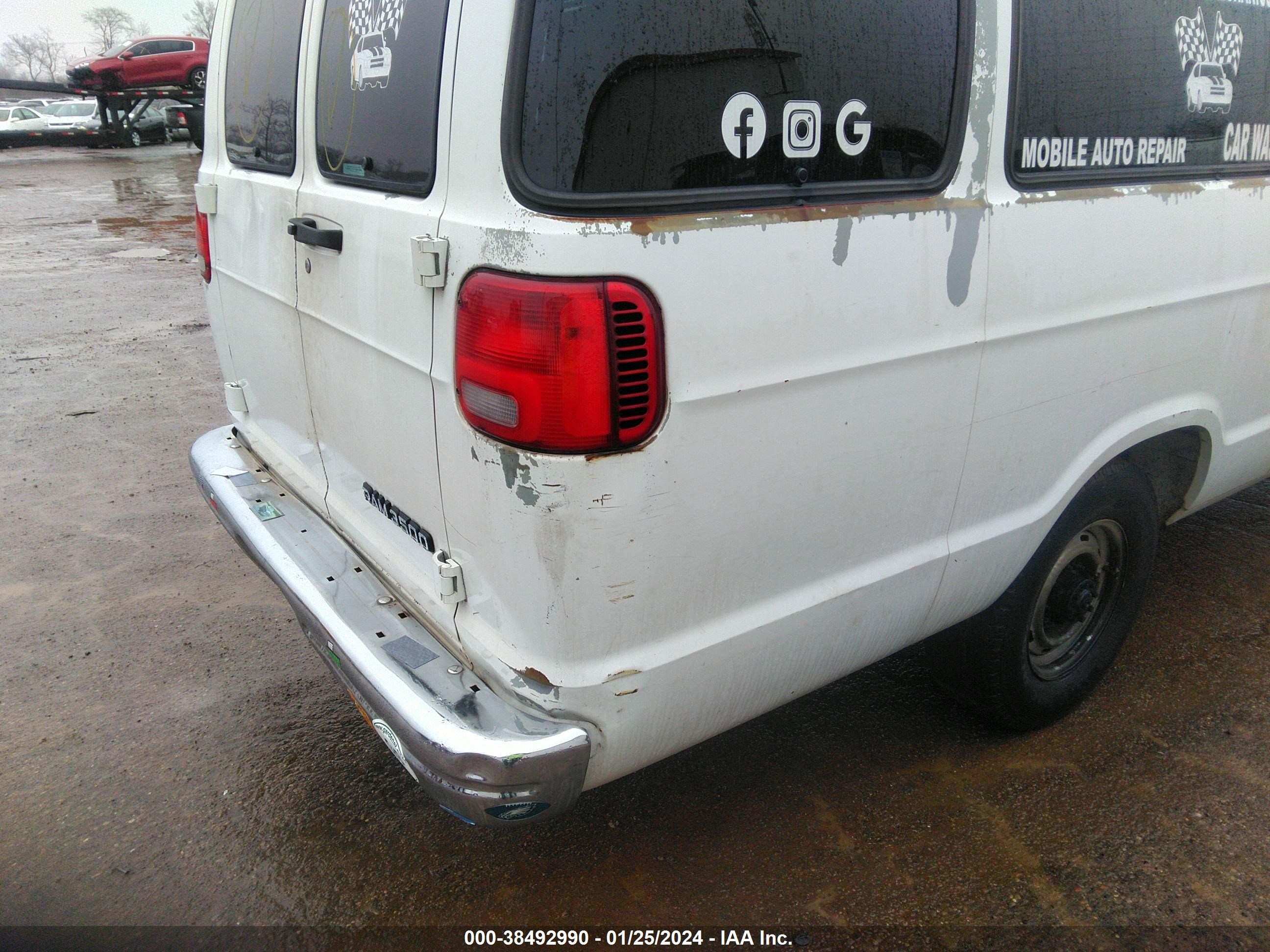 Photo 5 VIN: 2B5WB35Y41K555773 - DODGE RAM VAN 