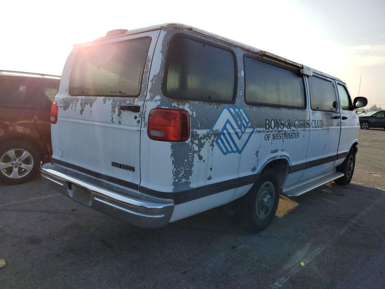 Photo 2 VIN: 2B5WB35Z4YK110548 - DODGE RAM VAN 