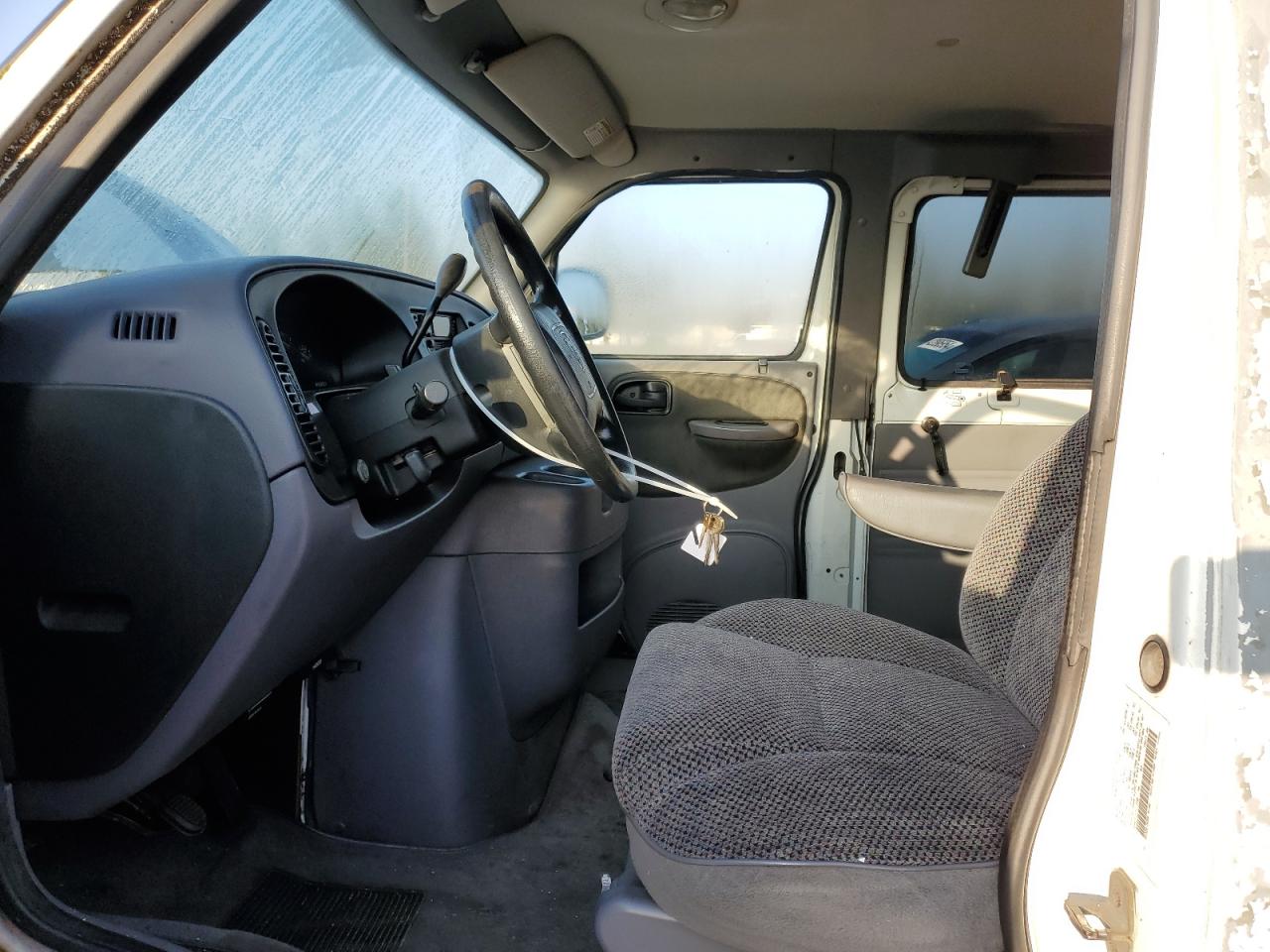 Photo 6 VIN: 2B5WB35Z4YK110548 - DODGE RAM VAN 