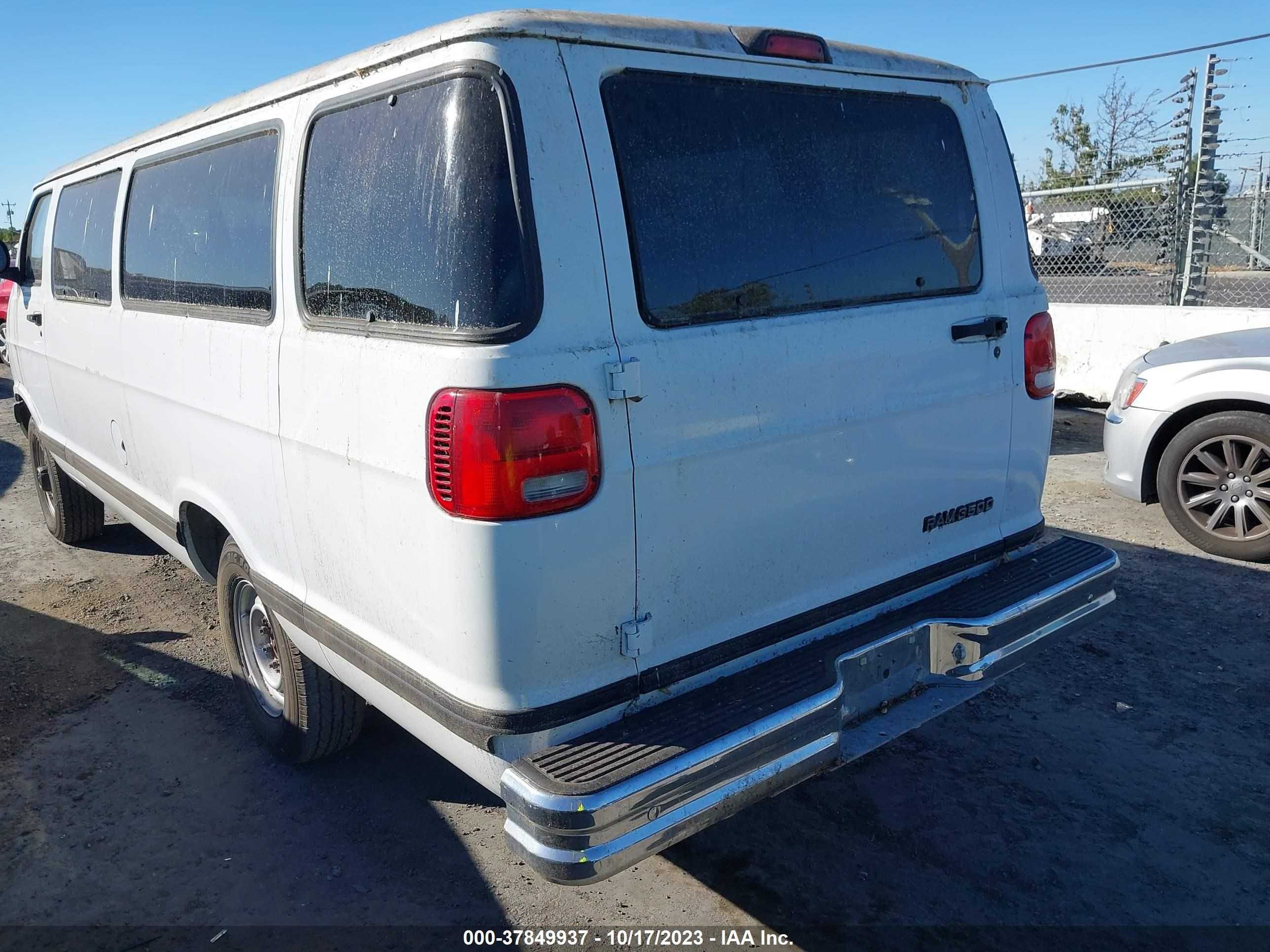 Photo 2 VIN: 2B5WB35Z61K523285 - DODGE RAM VAN 