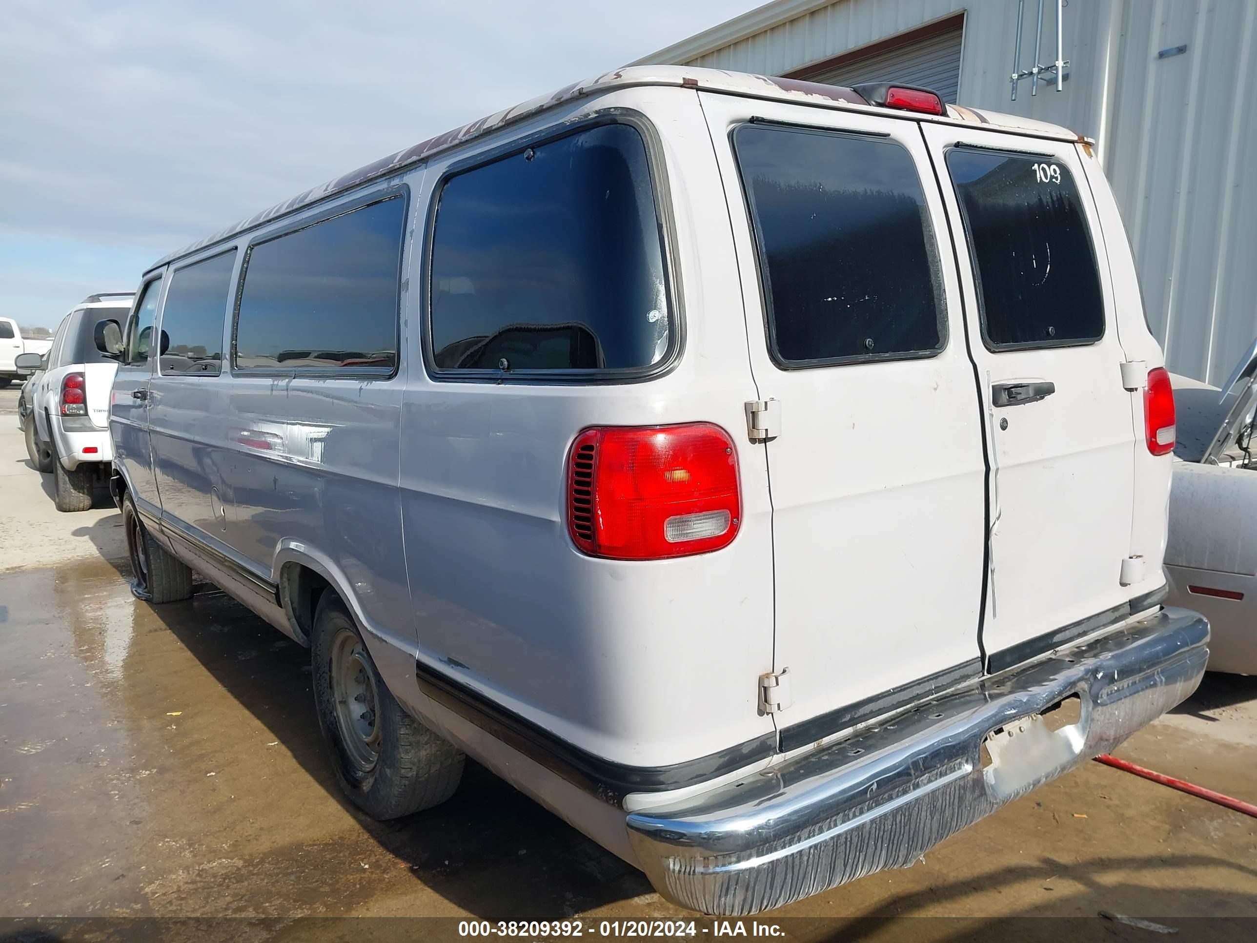 Photo 2 VIN: 2B5WB35Z9YK134263 - DODGE RAM VAN 