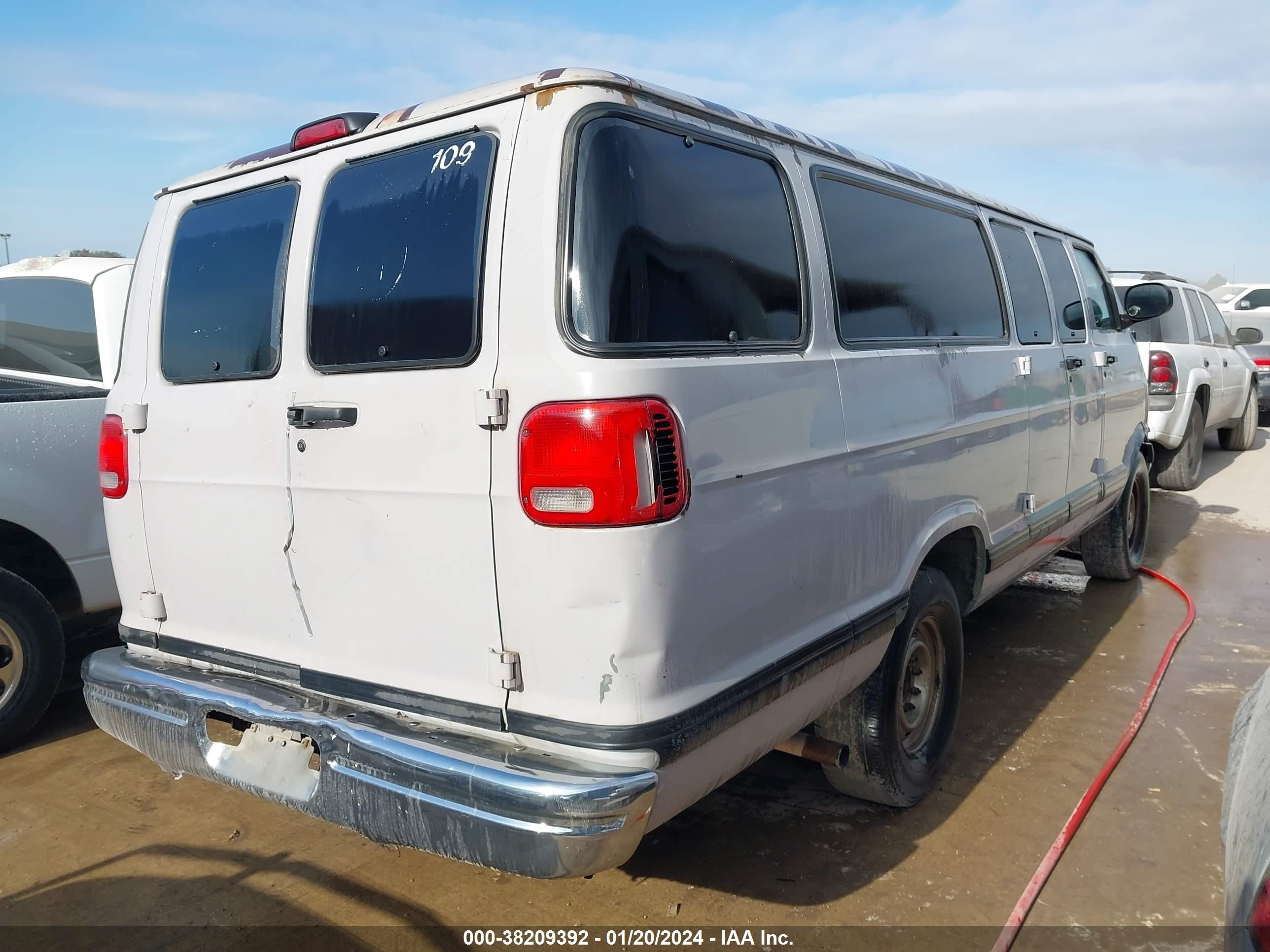 Photo 3 VIN: 2B5WB35Z9YK134263 - DODGE RAM VAN 