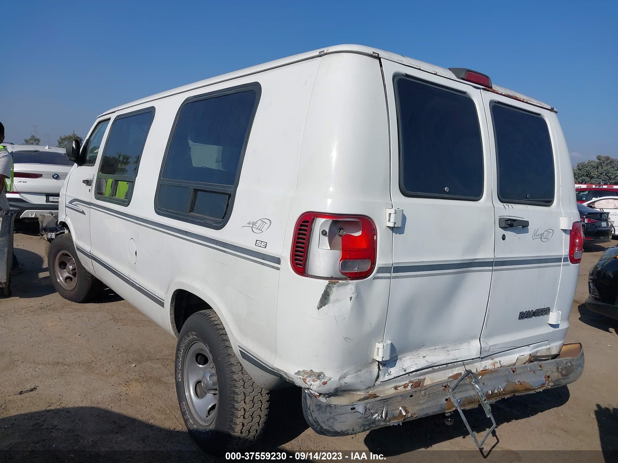 Photo 2 VIN: 2B6HB11Y0XK530585 - DODGE RAM VAN 