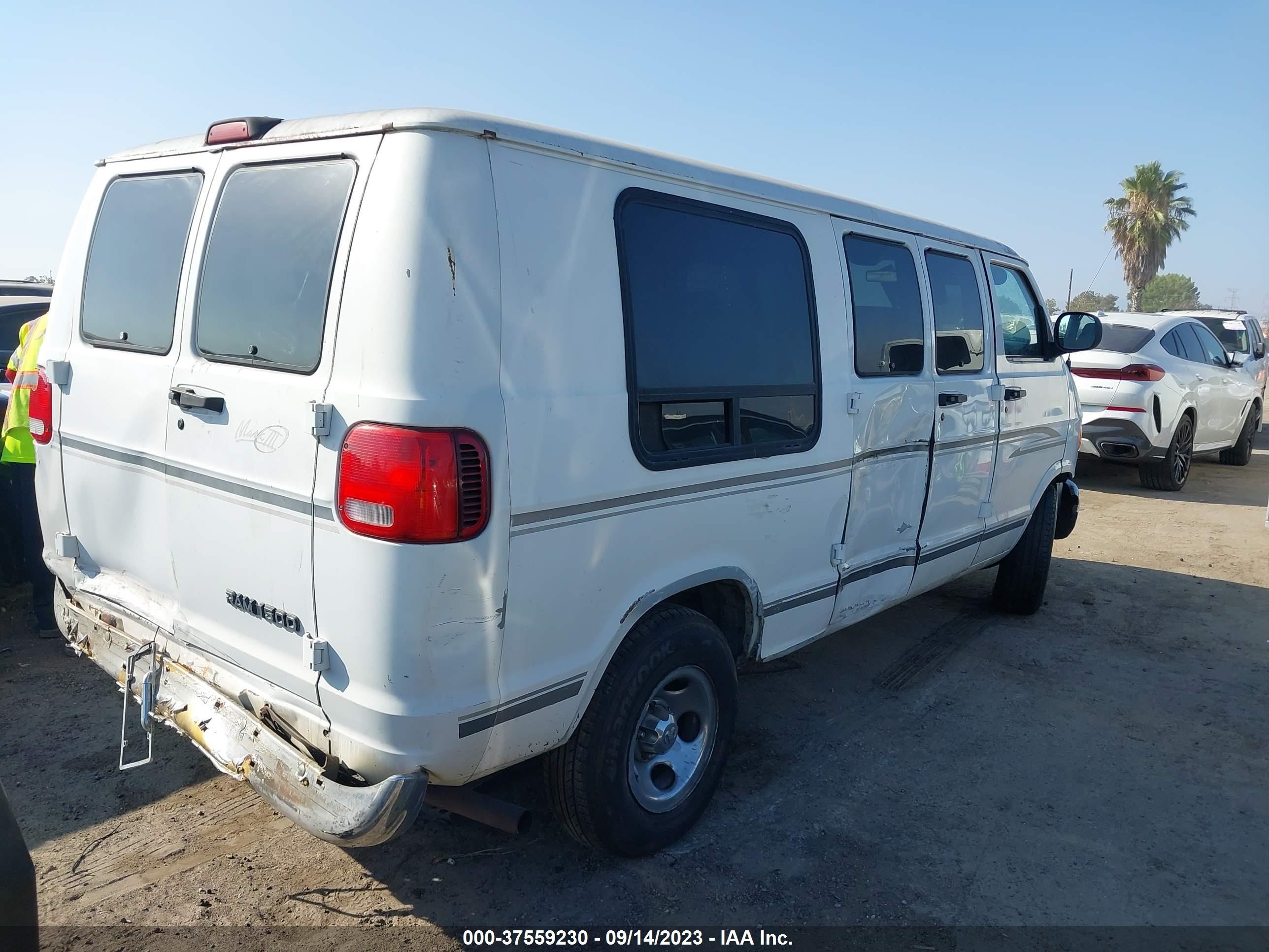 Photo 3 VIN: 2B6HB11Y0XK530585 - DODGE RAM VAN 