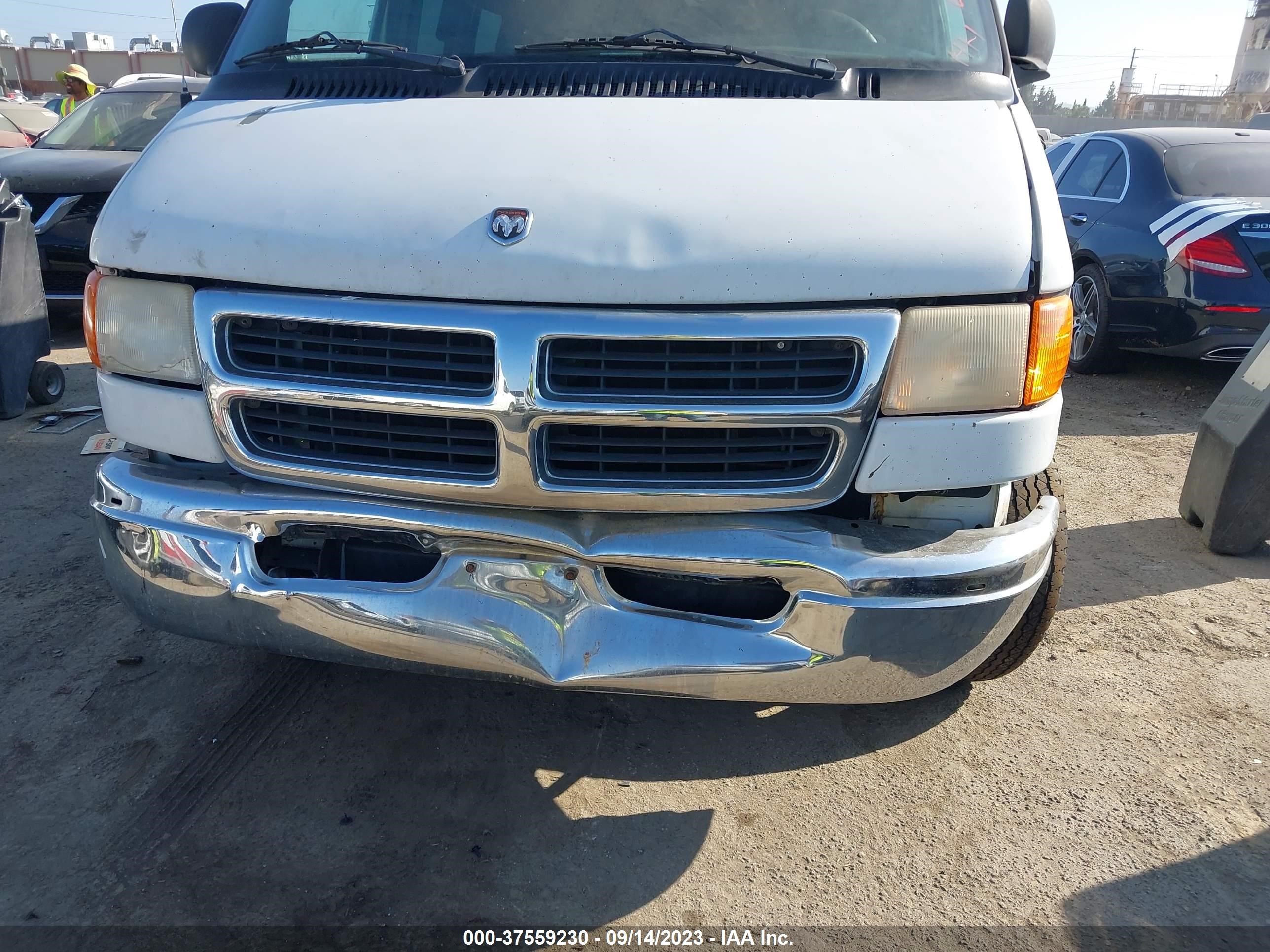 Photo 5 VIN: 2B6HB11Y0XK530585 - DODGE RAM VAN 