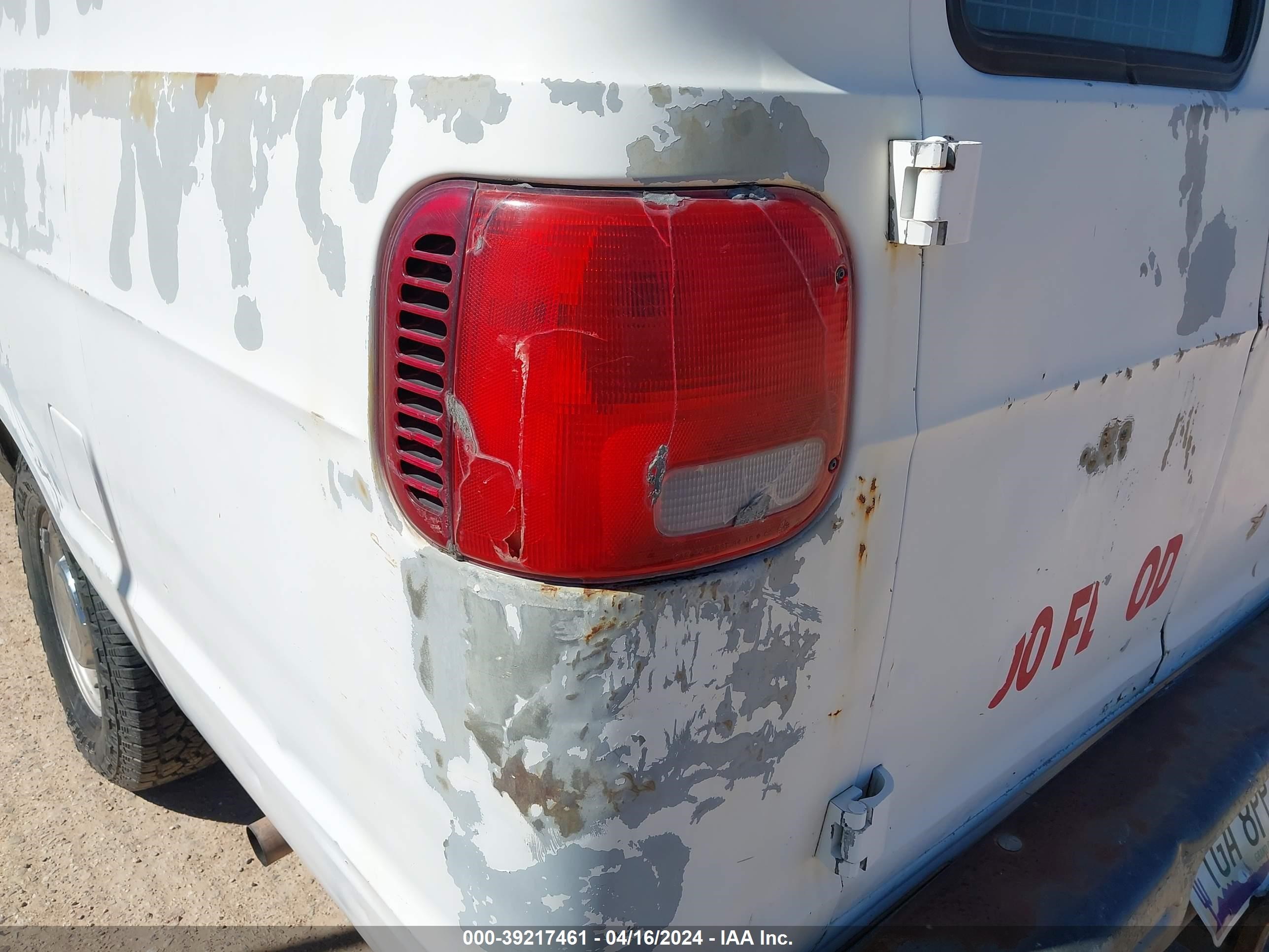 Photo 5 VIN: 2B6HB21X7RK133391 - DODGE RAM VAN 