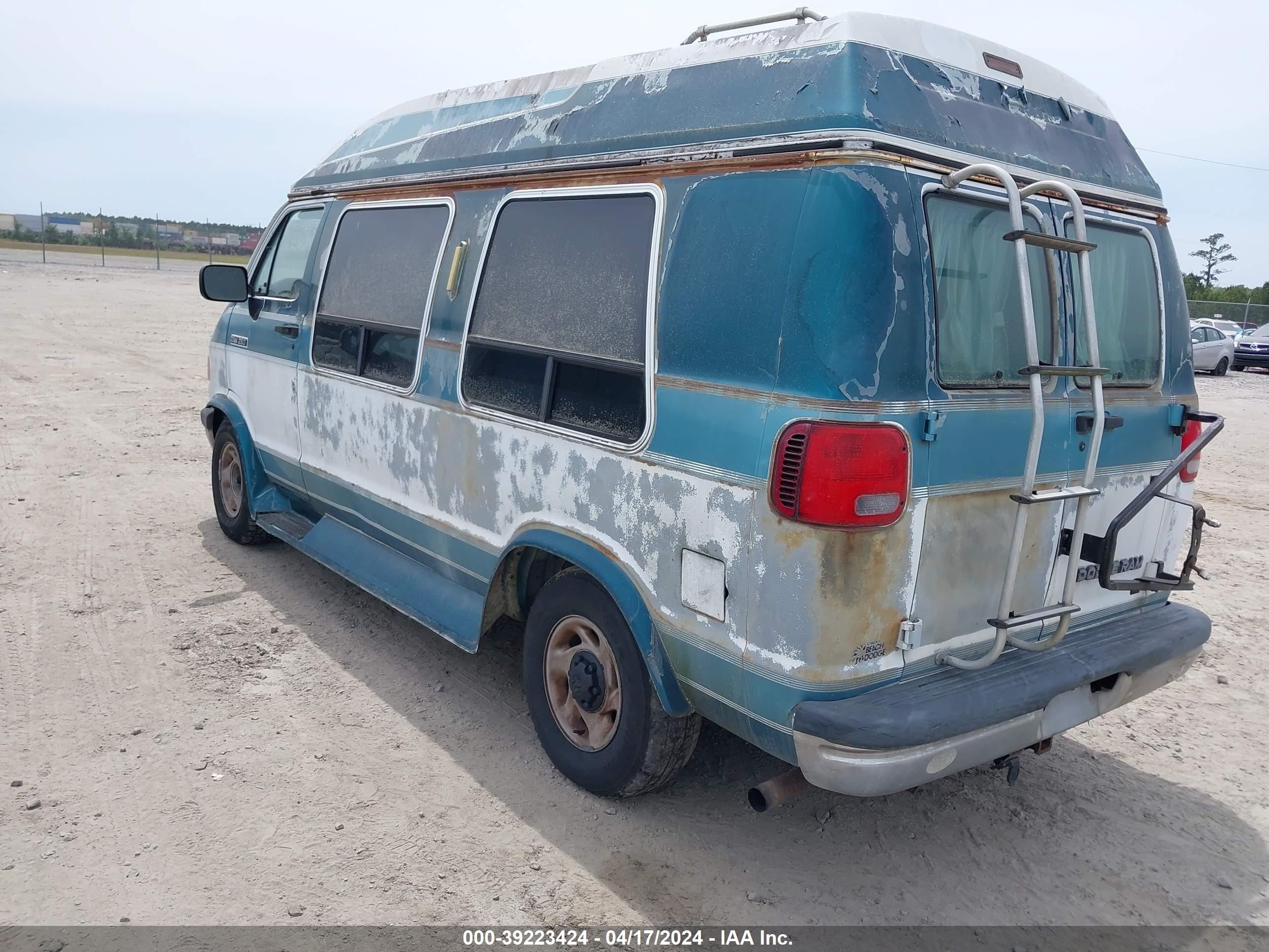 Photo 2 VIN: 2B6HB21Y0RK570528 - DODGE RAM VAN 