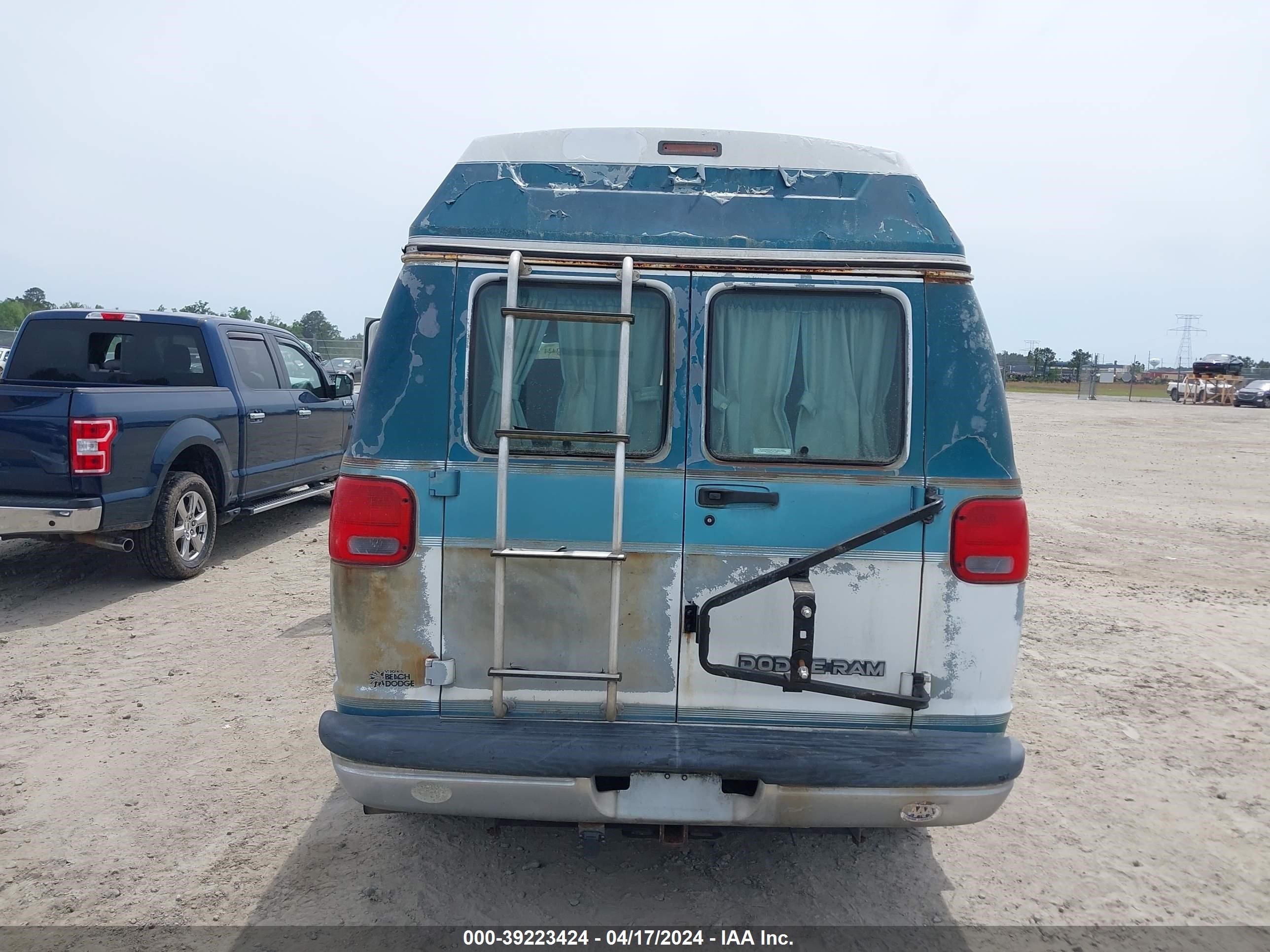 Photo 5 VIN: 2B6HB21Y0RK570528 - DODGE RAM VAN 