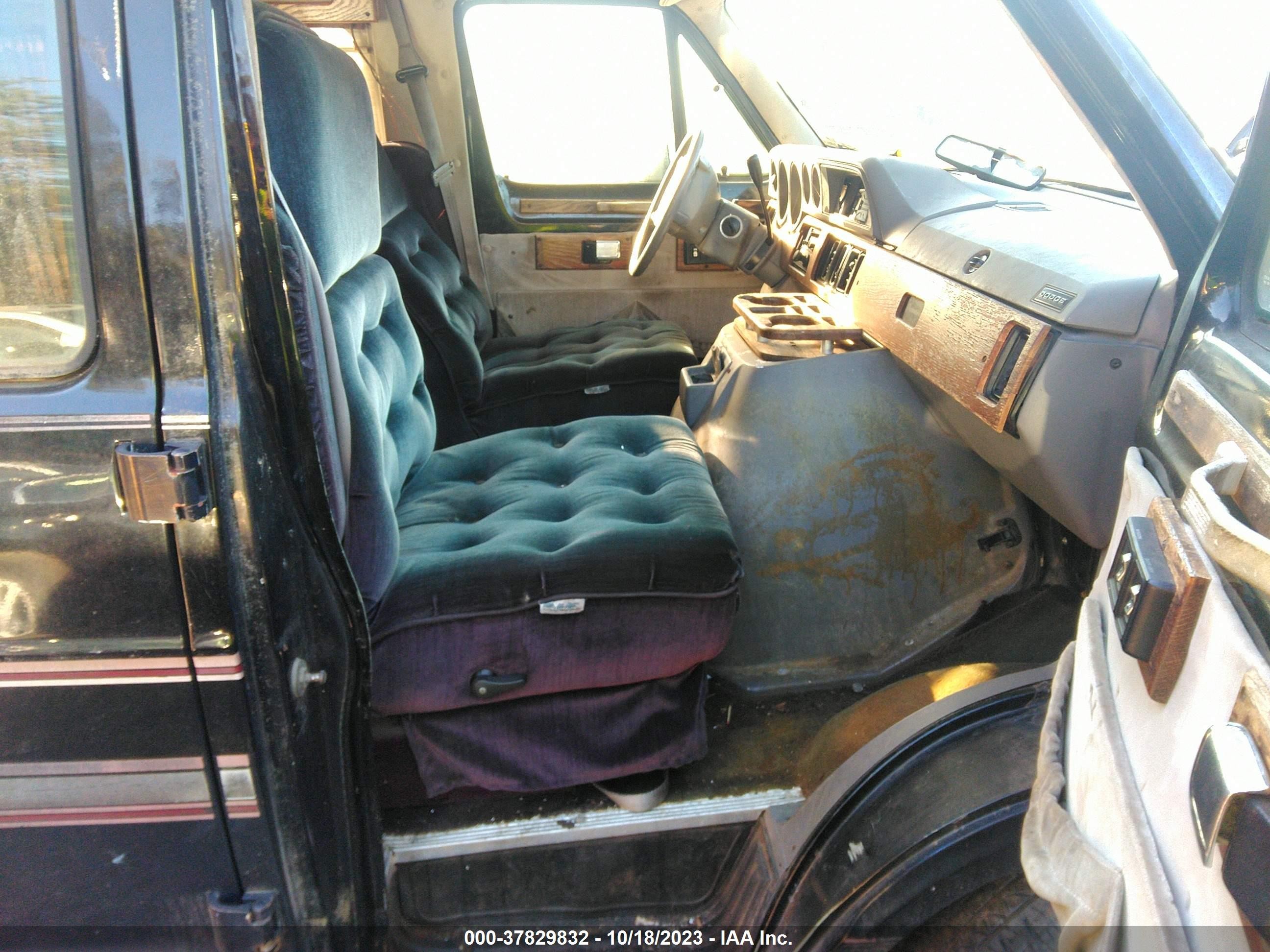 Photo 4 VIN: 2B6HB21Y8RK579493 - DODGE RAM VAN 