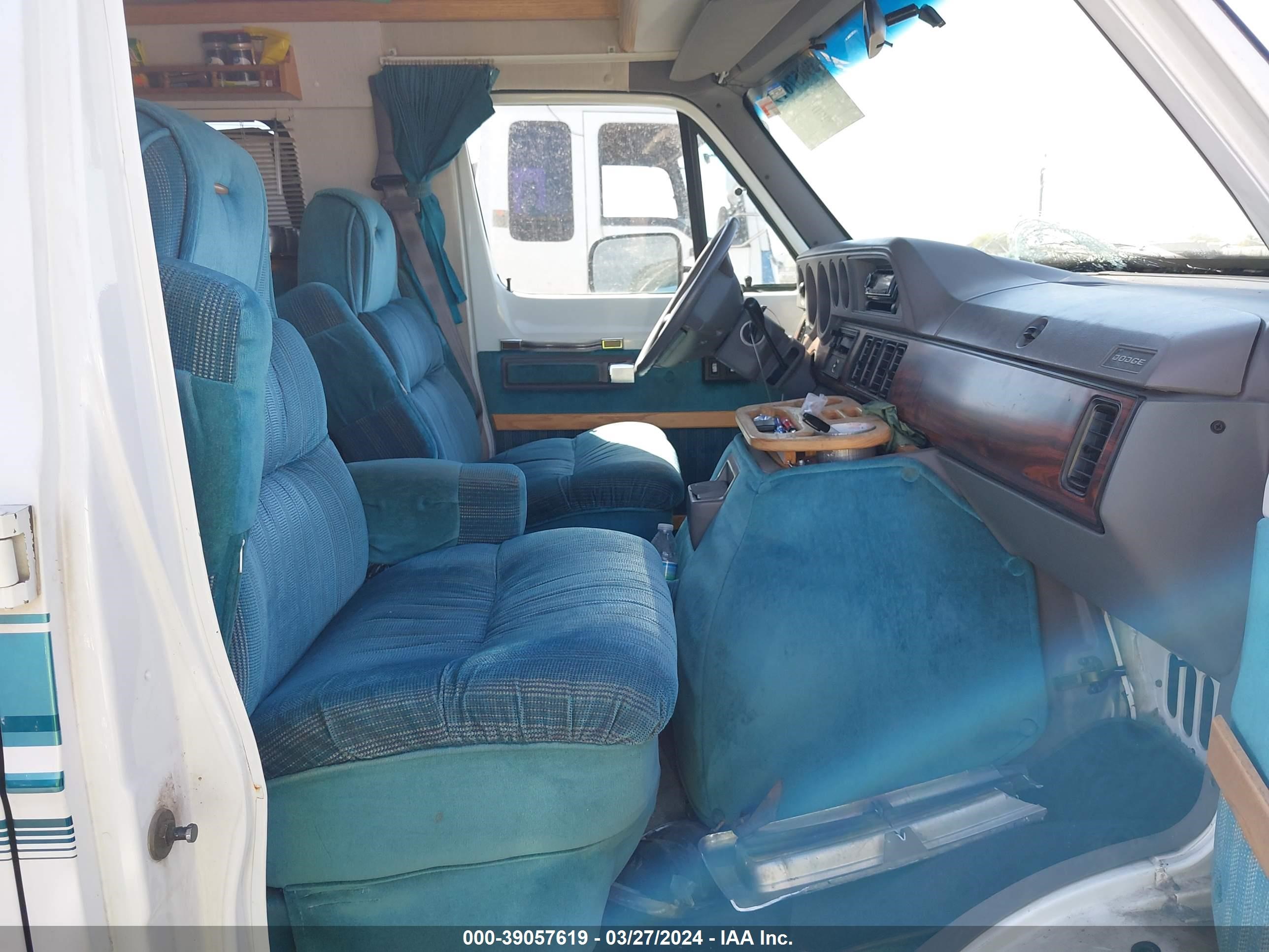 Photo 4 VIN: 2B6KB31Y3RK176324 - DODGE RAM VAN 