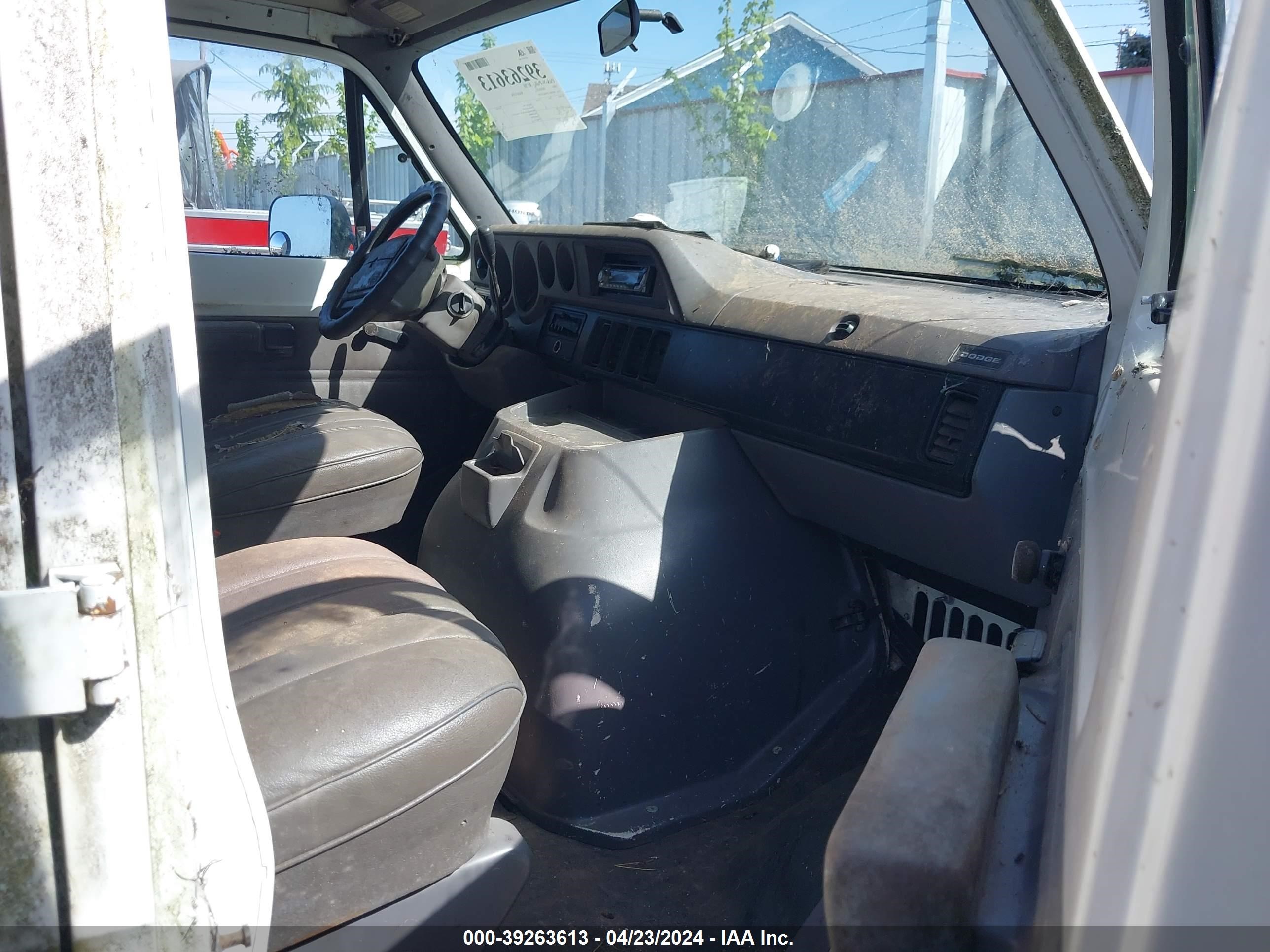 Photo 4 VIN: 2B7GB11X9SK502209 - DODGE RAM VAN 