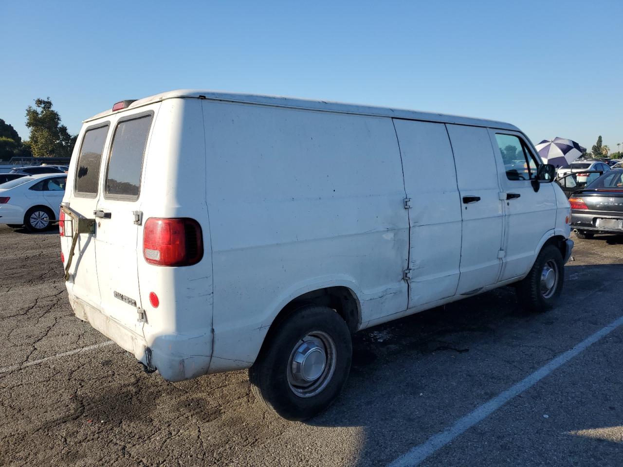 Photo 2 VIN: 2B7HB21Z3TK106726 - DODGE RAM VAN 