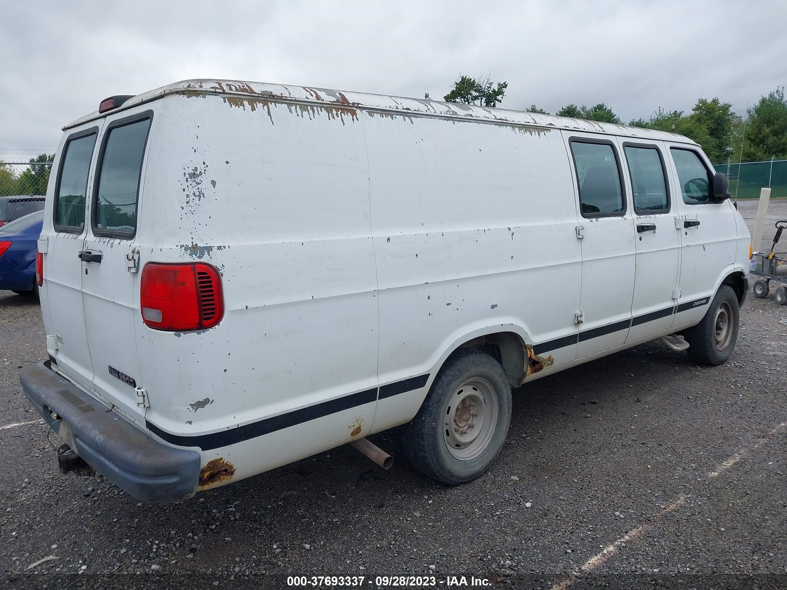 Photo 3 VIN: 2B7JB21Y2YK114770 - DODGE RAM VAN 