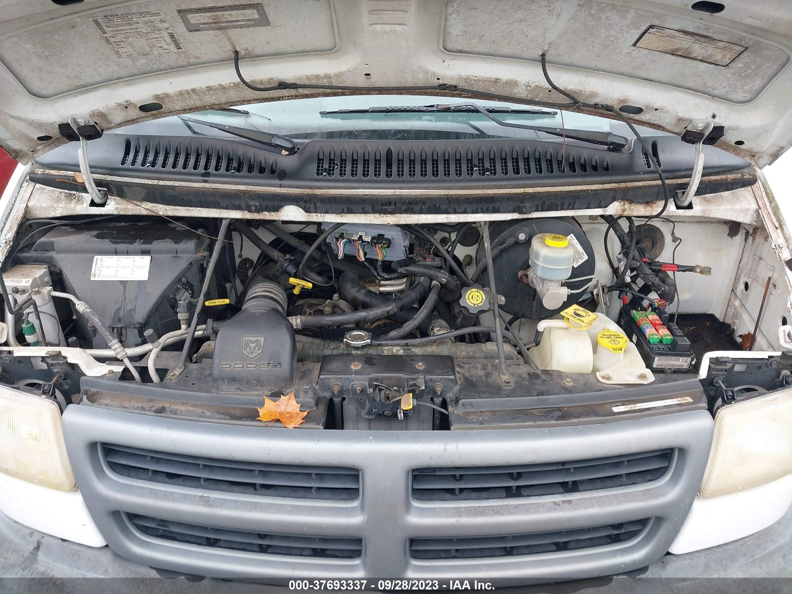 Photo 9 VIN: 2B7JB21Y2YK114770 - DODGE RAM VAN 