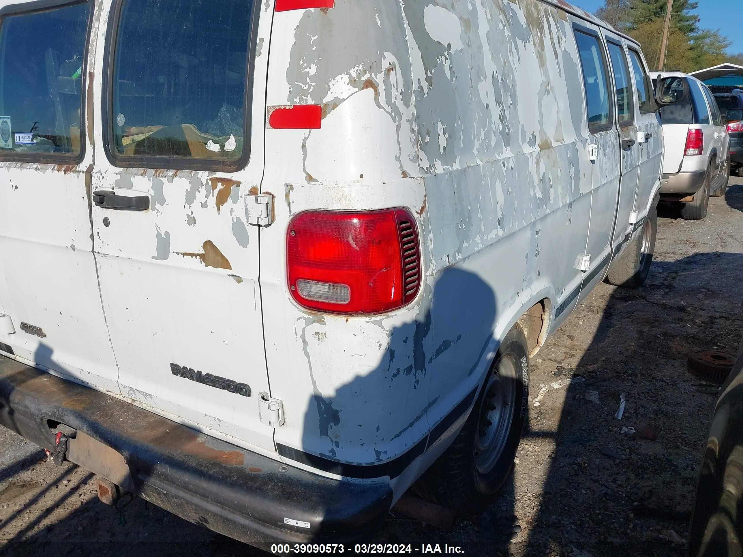 Photo 3 VIN: 2B7JB21Y42K106144 - DODGE RAM VAN 