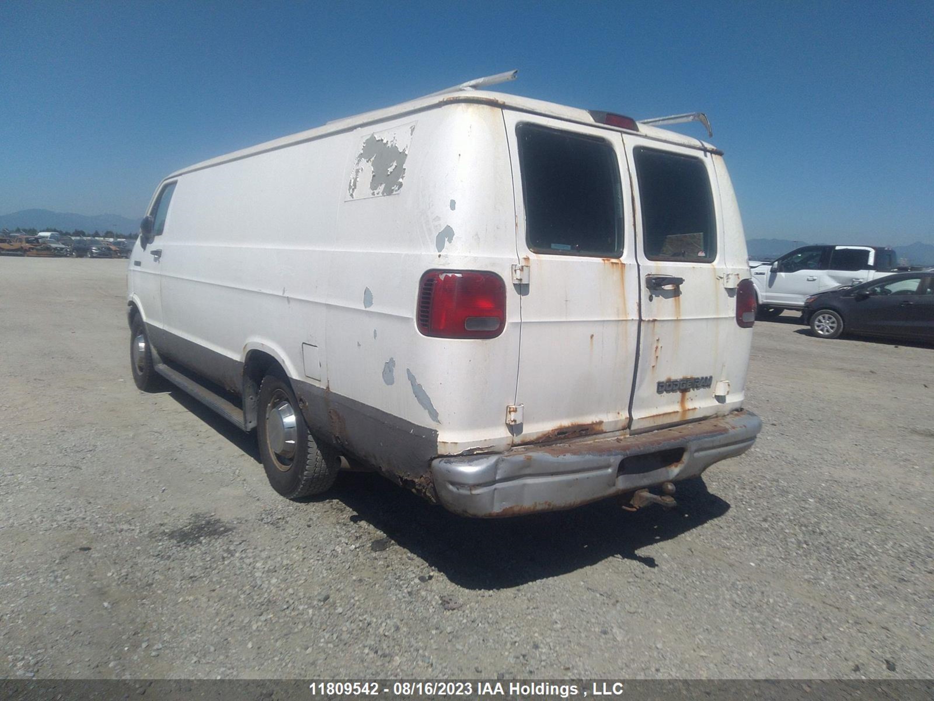 Photo 2 VIN: 2B7KB31Y2RK549400 - DODGE RAM VAN 