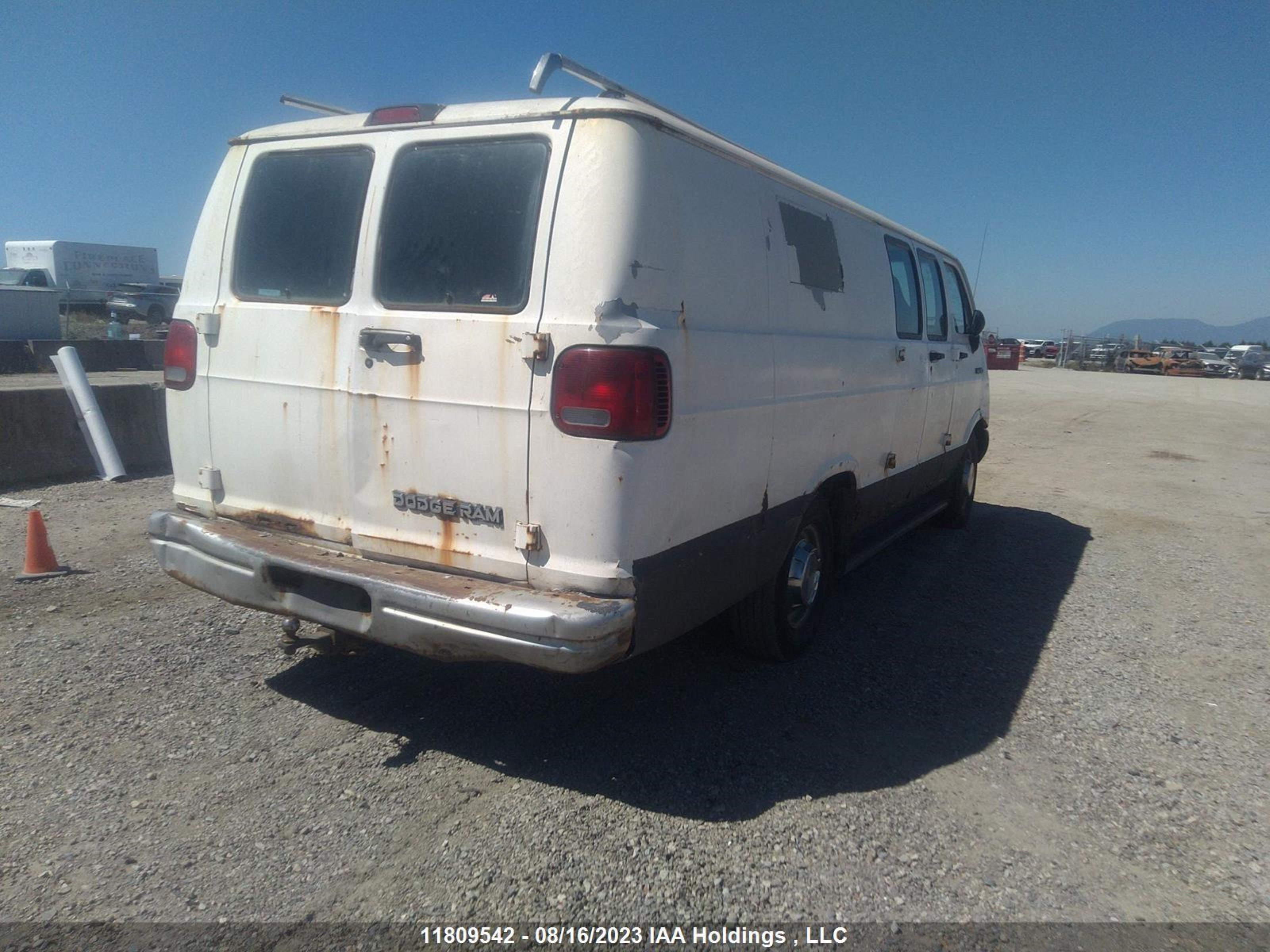 Photo 3 VIN: 2B7KB31Y2RK549400 - DODGE RAM VAN 