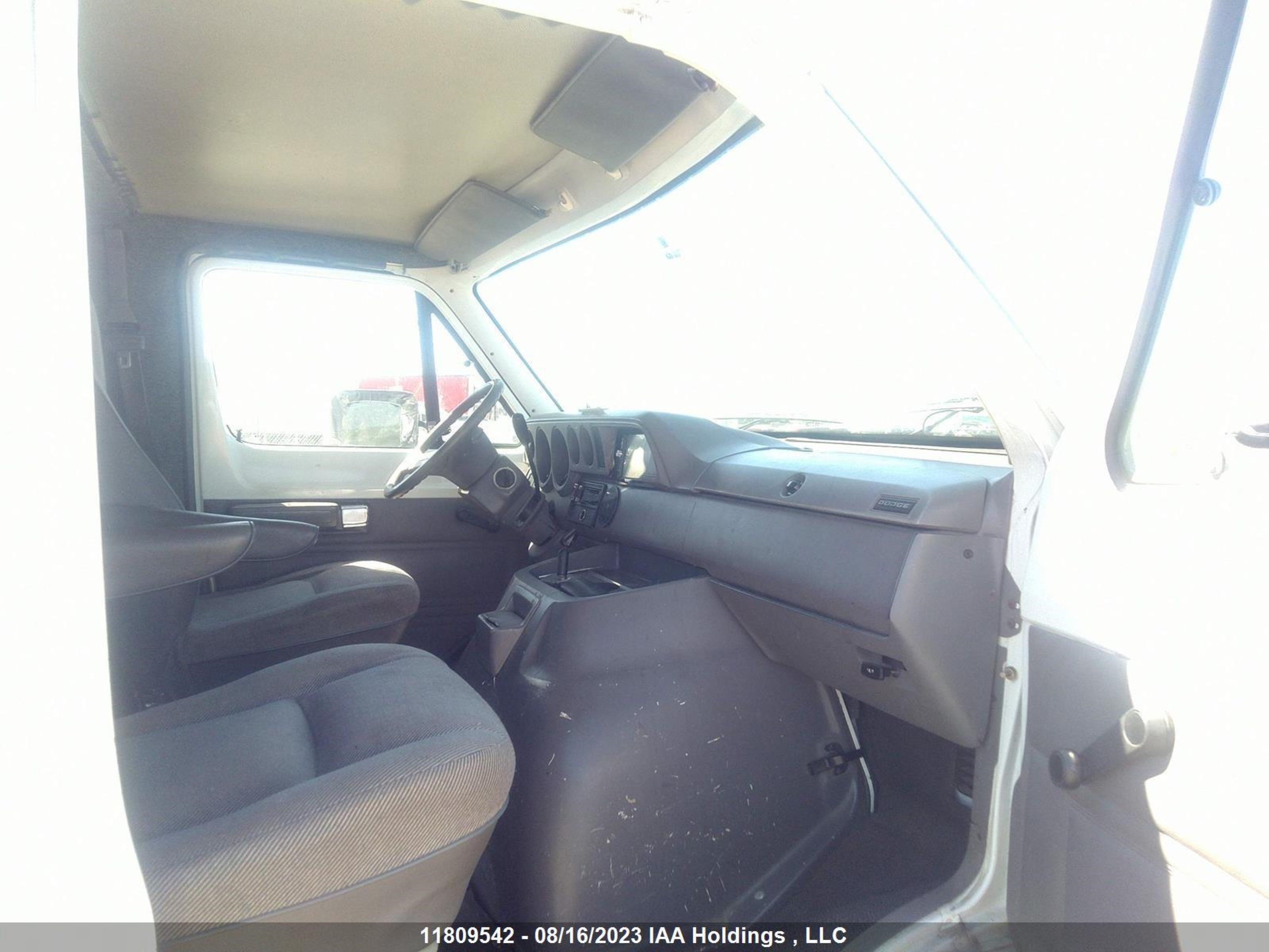 Photo 4 VIN: 2B7KB31Y2RK549400 - DODGE RAM VAN 