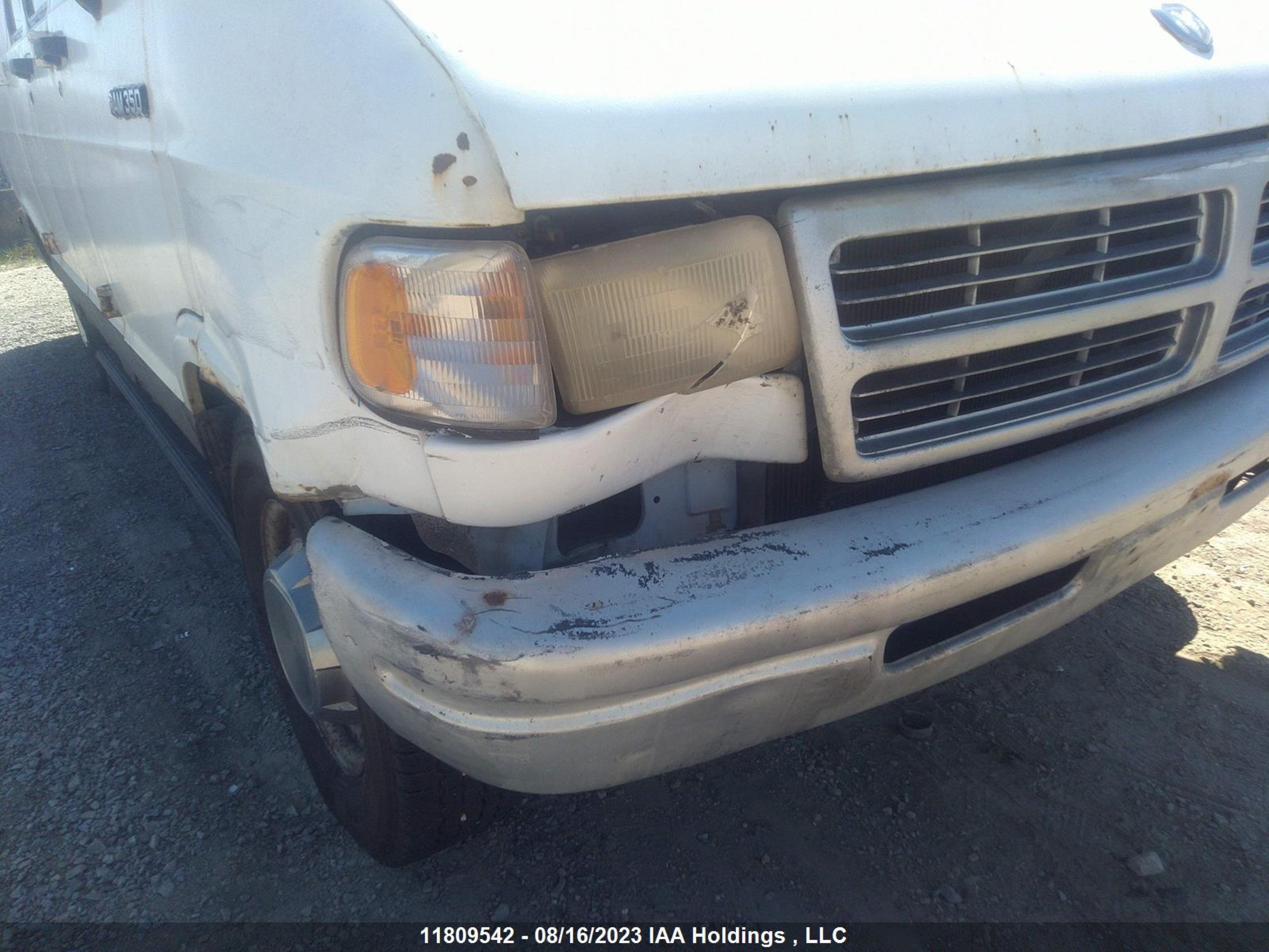 Photo 5 VIN: 2B7KB31Y2RK549400 - DODGE RAM VAN 