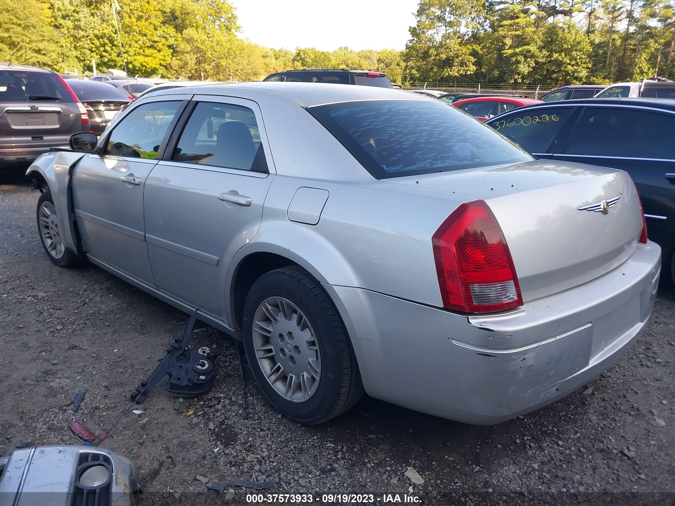 Photo 2 VIN: 2C3AA43R55H187634 - CHRYSLER 300 