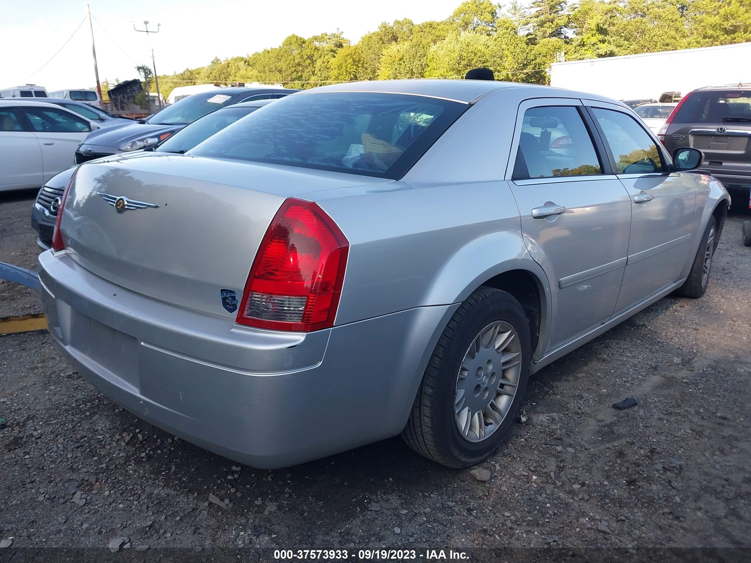 Photo 3 VIN: 2C3AA43R55H187634 - CHRYSLER 300 