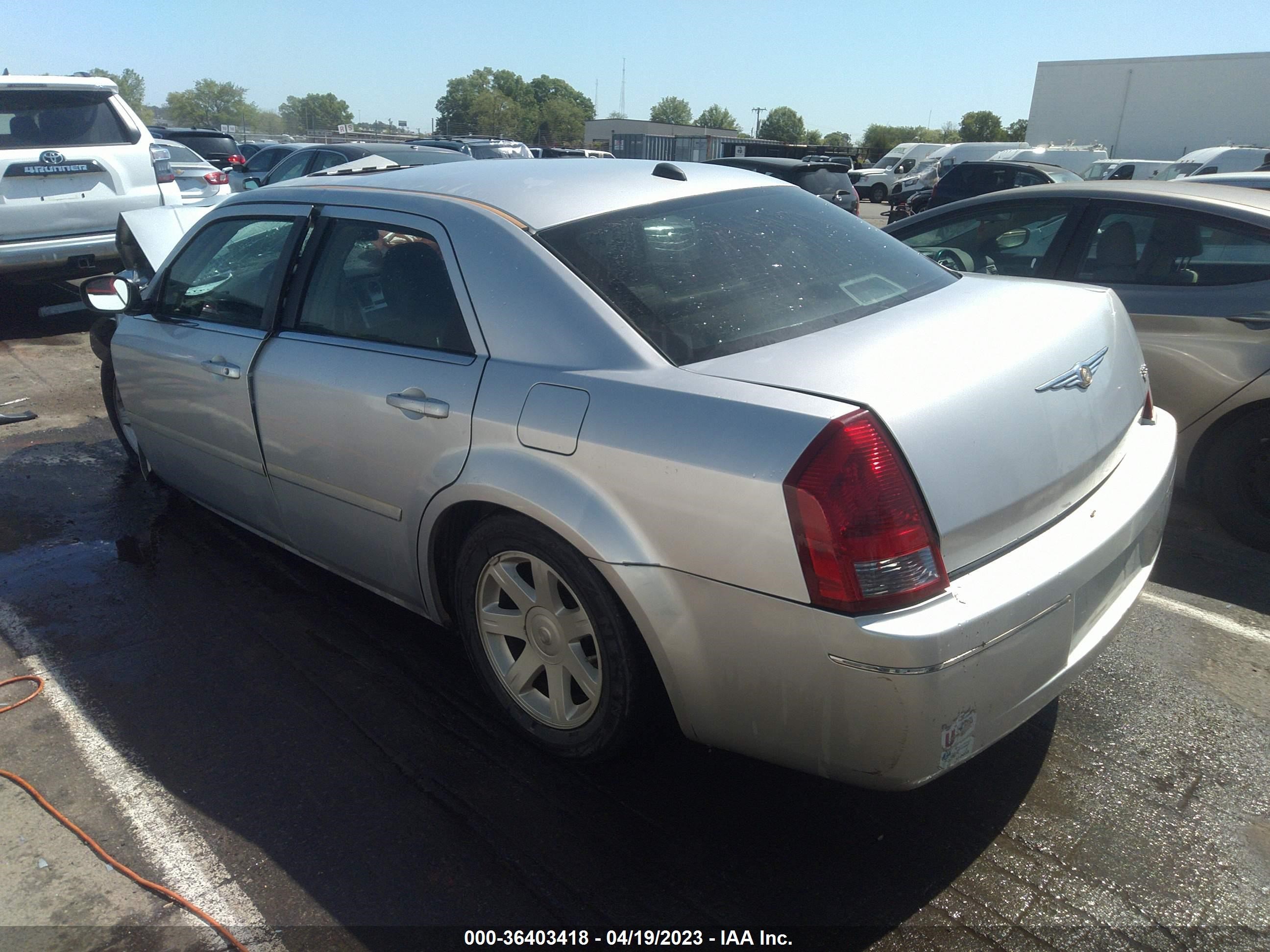 Photo 2 VIN: 2C3AA53G15H573651 - CHRYSLER 300 