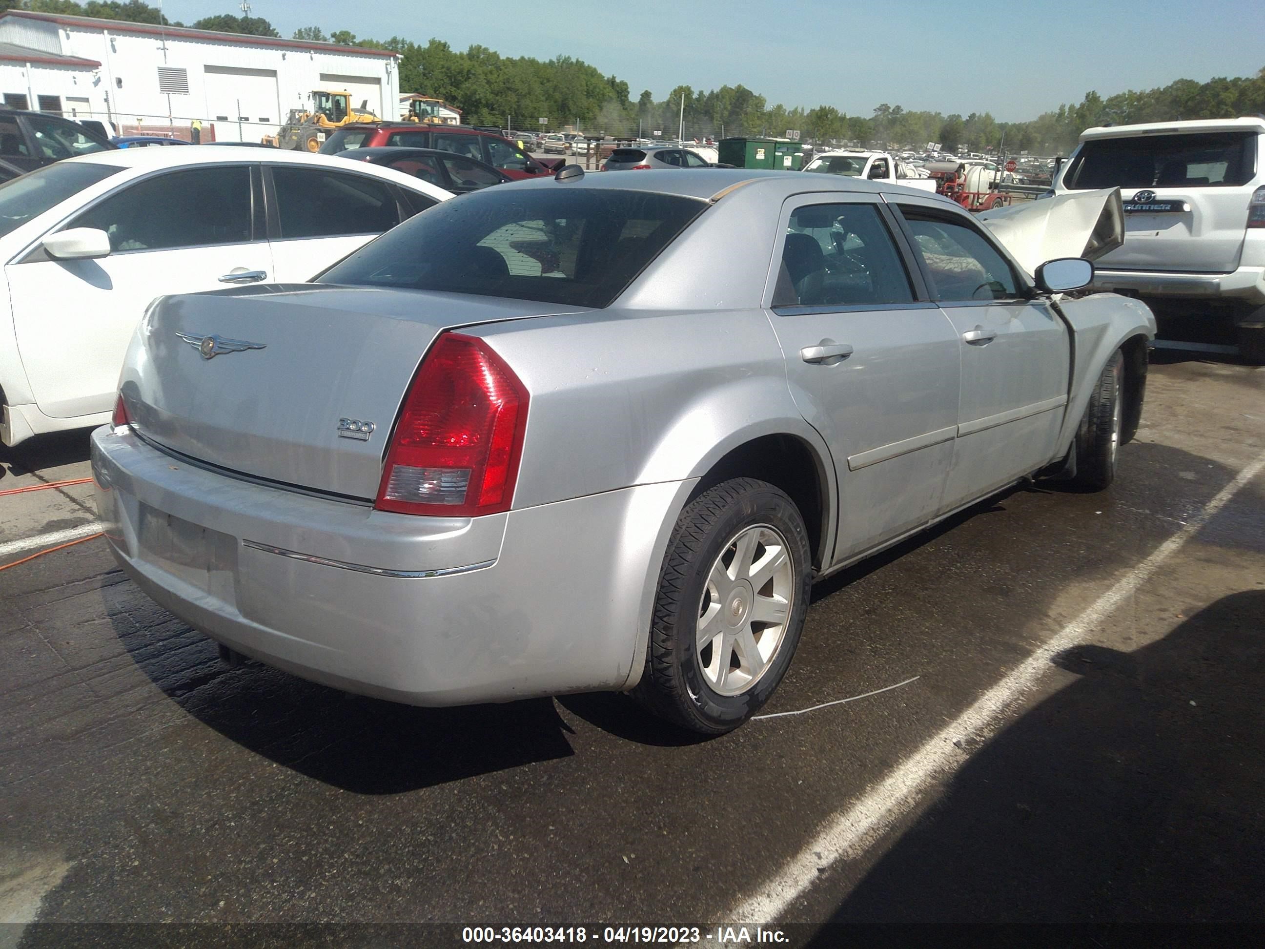 Photo 3 VIN: 2C3AA53G15H573651 - CHRYSLER 300 