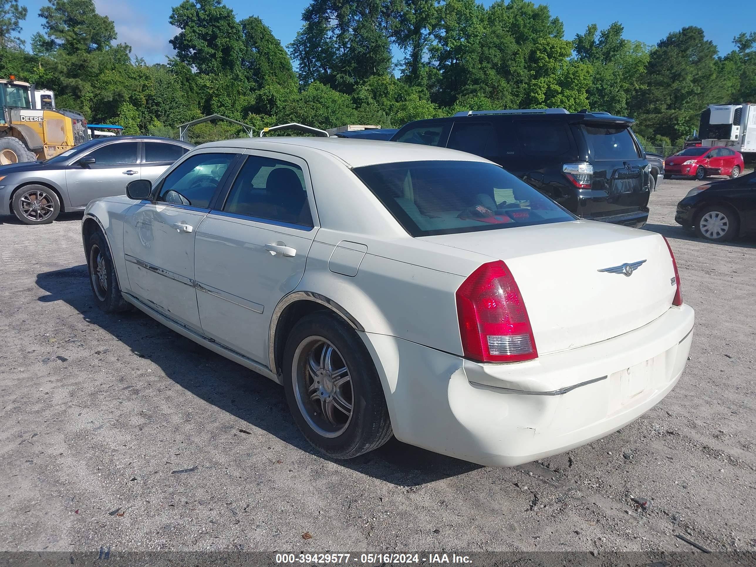 Photo 2 VIN: 2C3AA53G25H600761 - CHRYSLER 300 