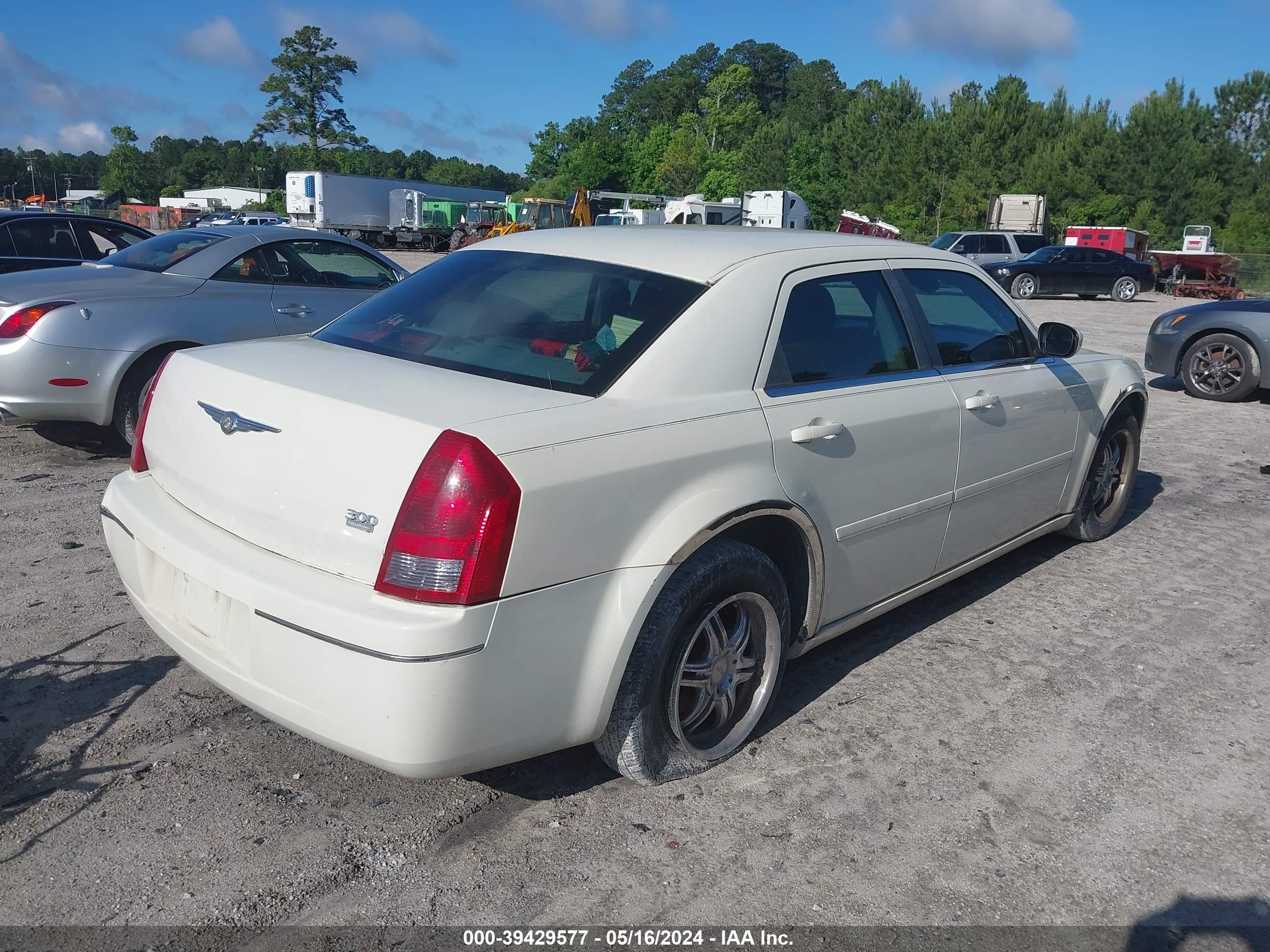 Photo 3 VIN: 2C3AA53G25H600761 - CHRYSLER 300 