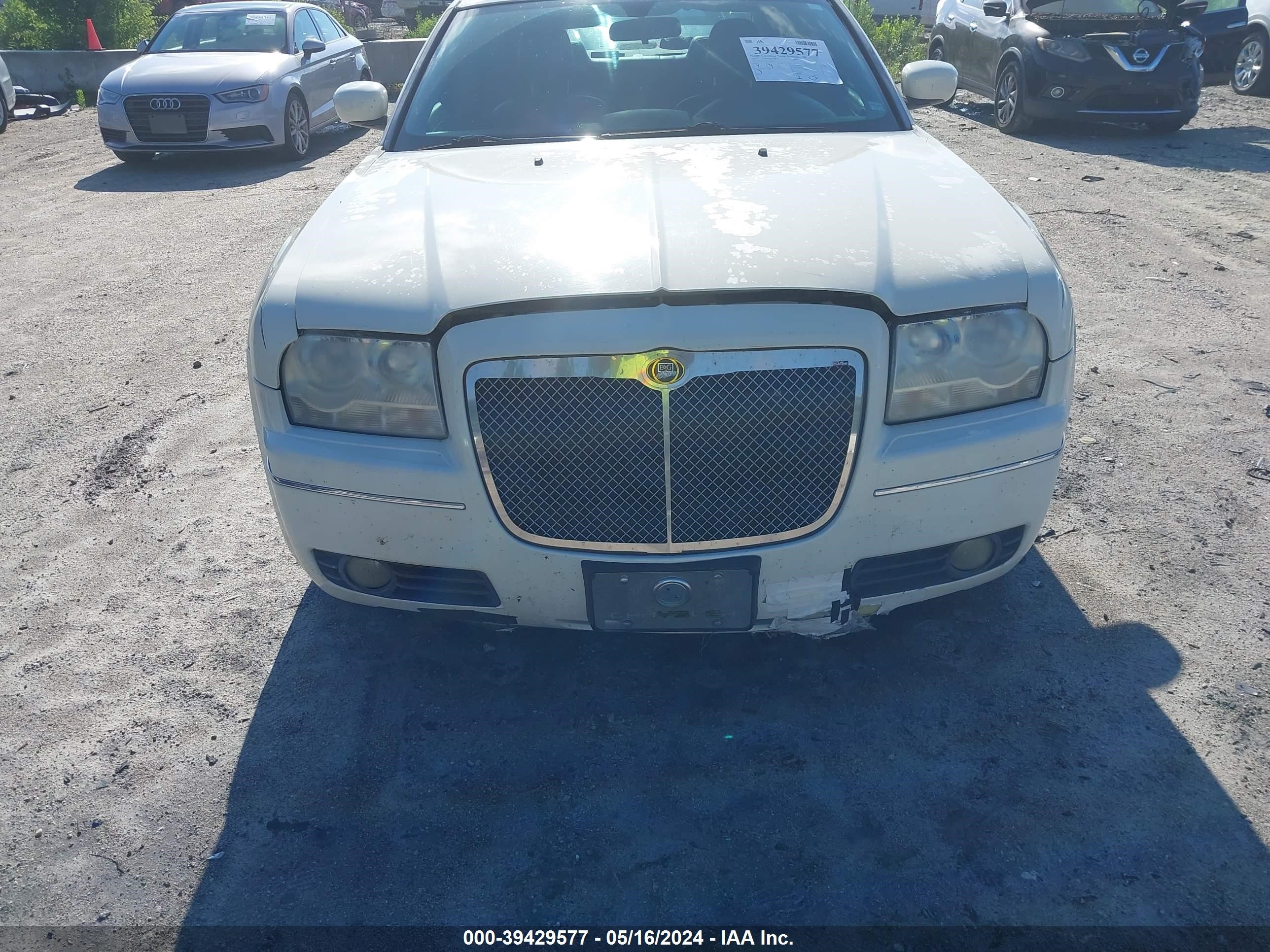 Photo 5 VIN: 2C3AA53G25H600761 - CHRYSLER 300 