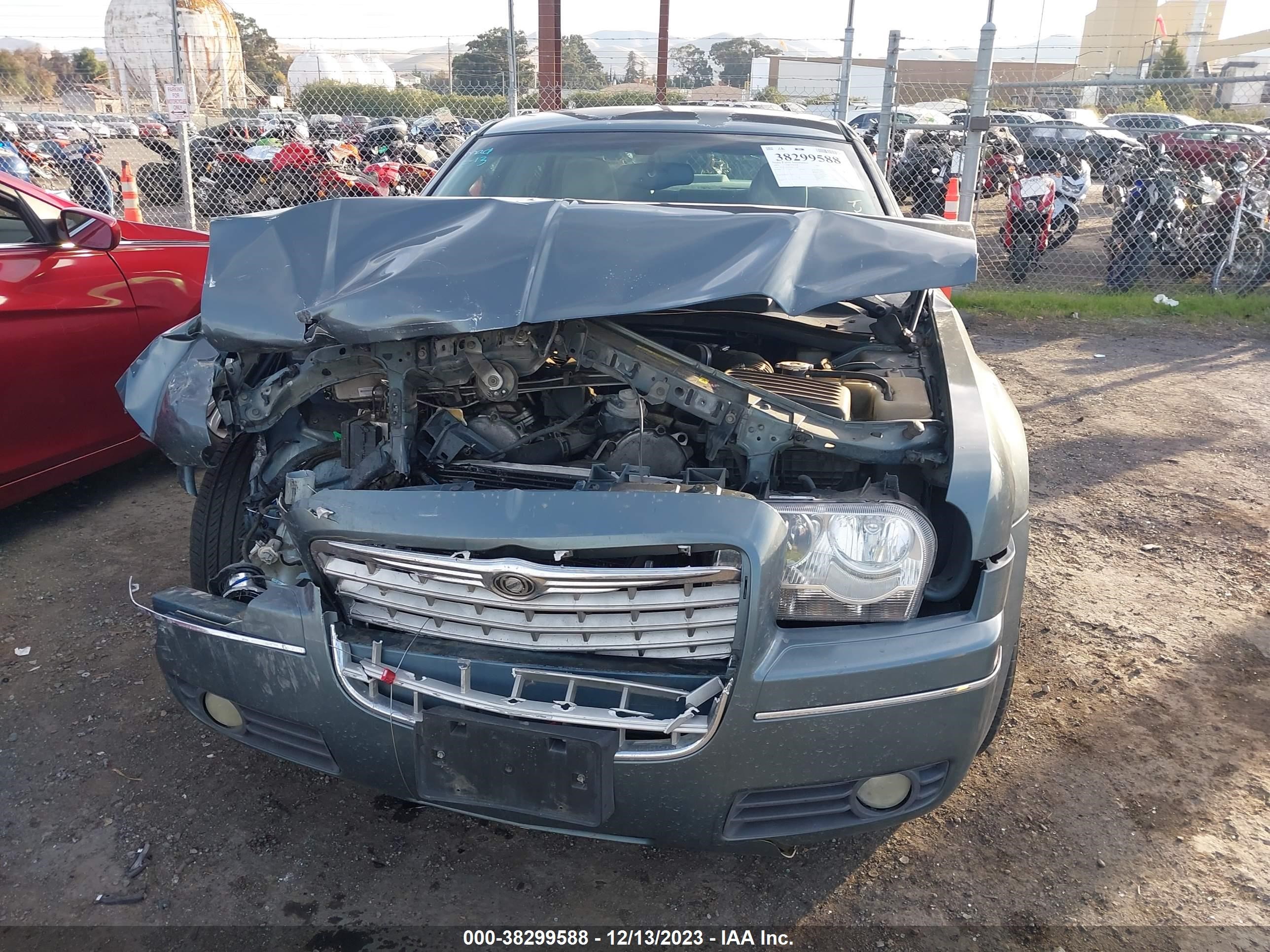 Photo 12 VIN: 2C3AA53G25H613140 - CHRYSLER 300 