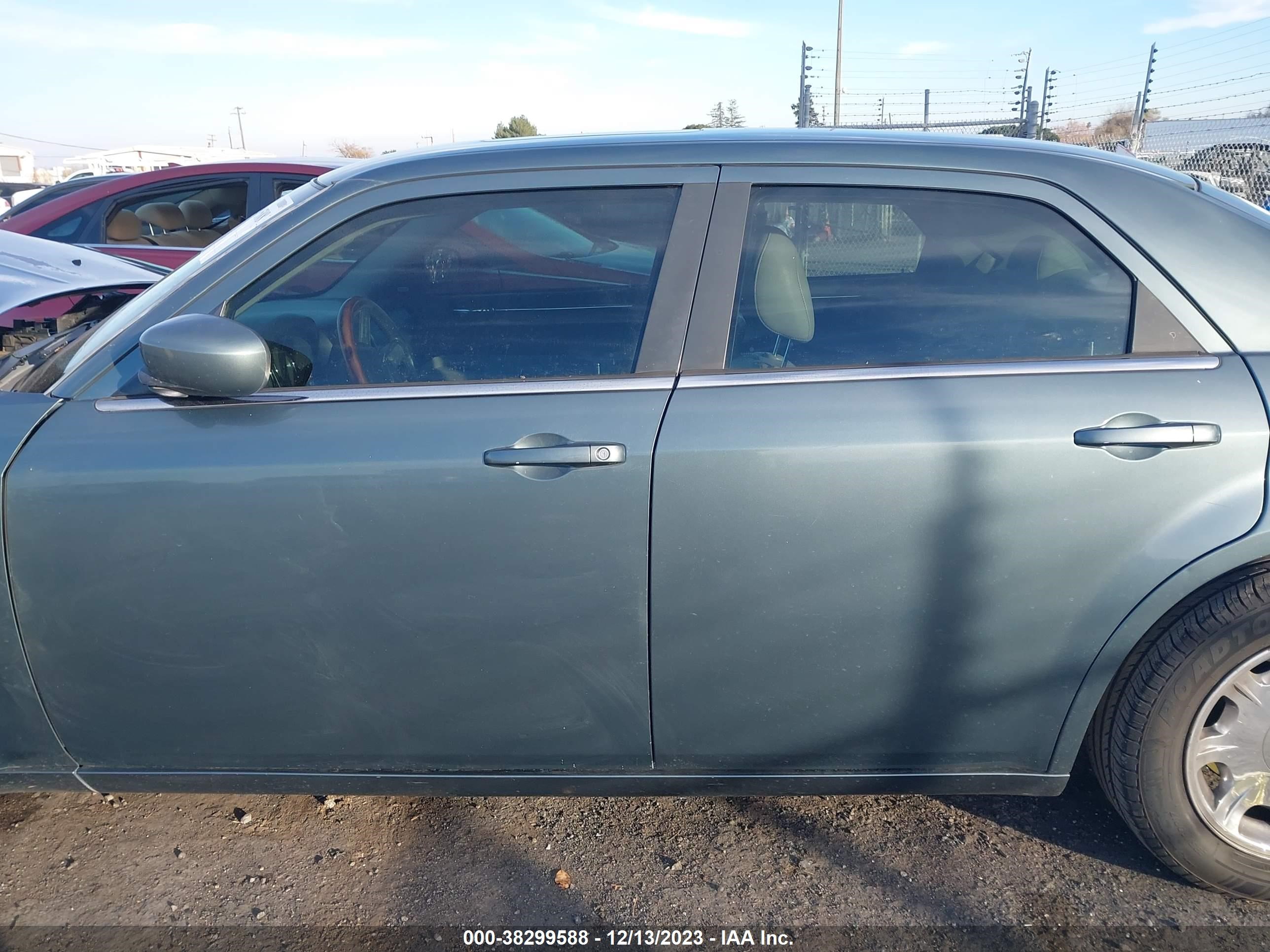 Photo 14 VIN: 2C3AA53G25H613140 - CHRYSLER 300 