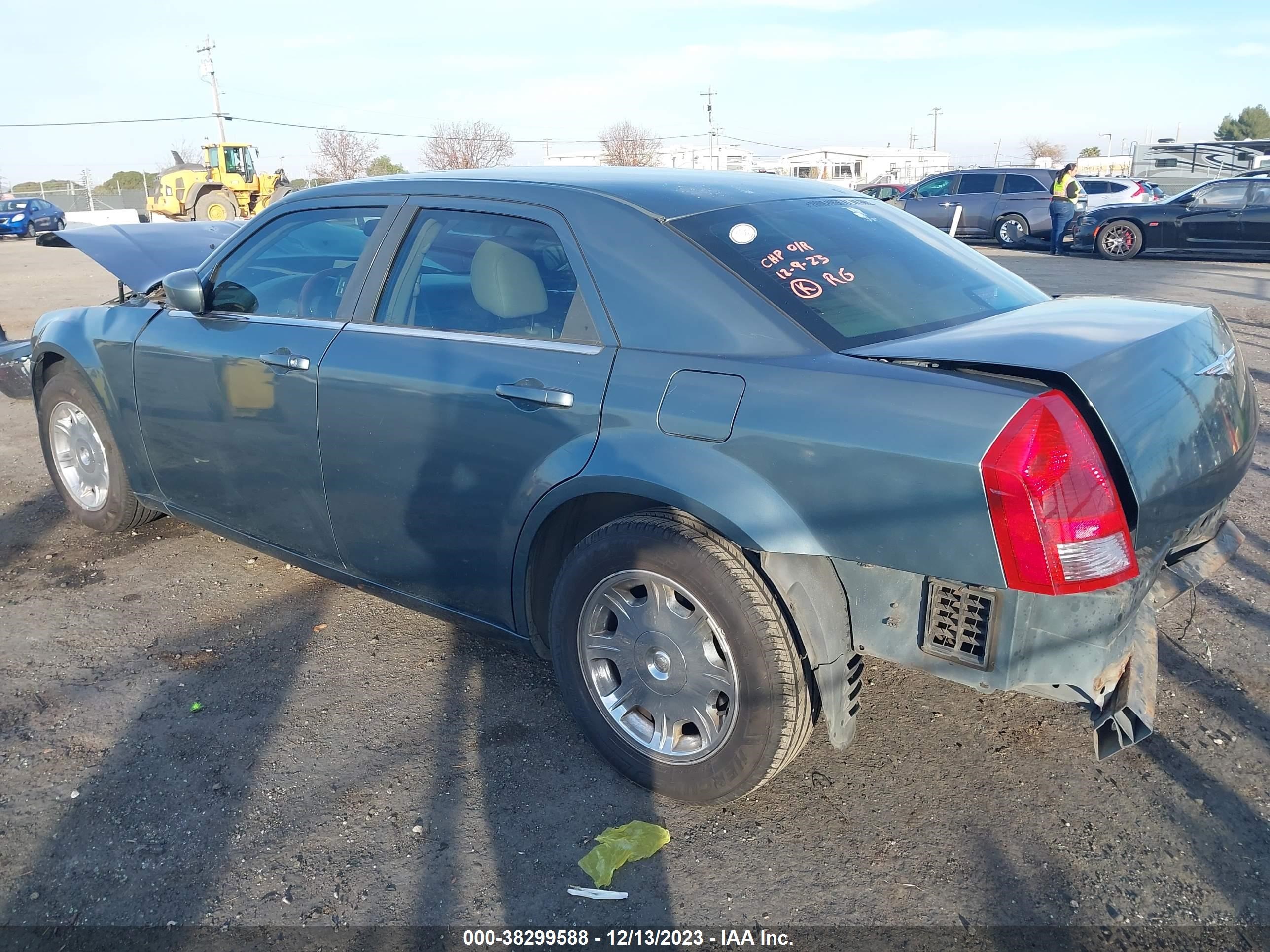 Photo 2 VIN: 2C3AA53G25H613140 - CHRYSLER 300 