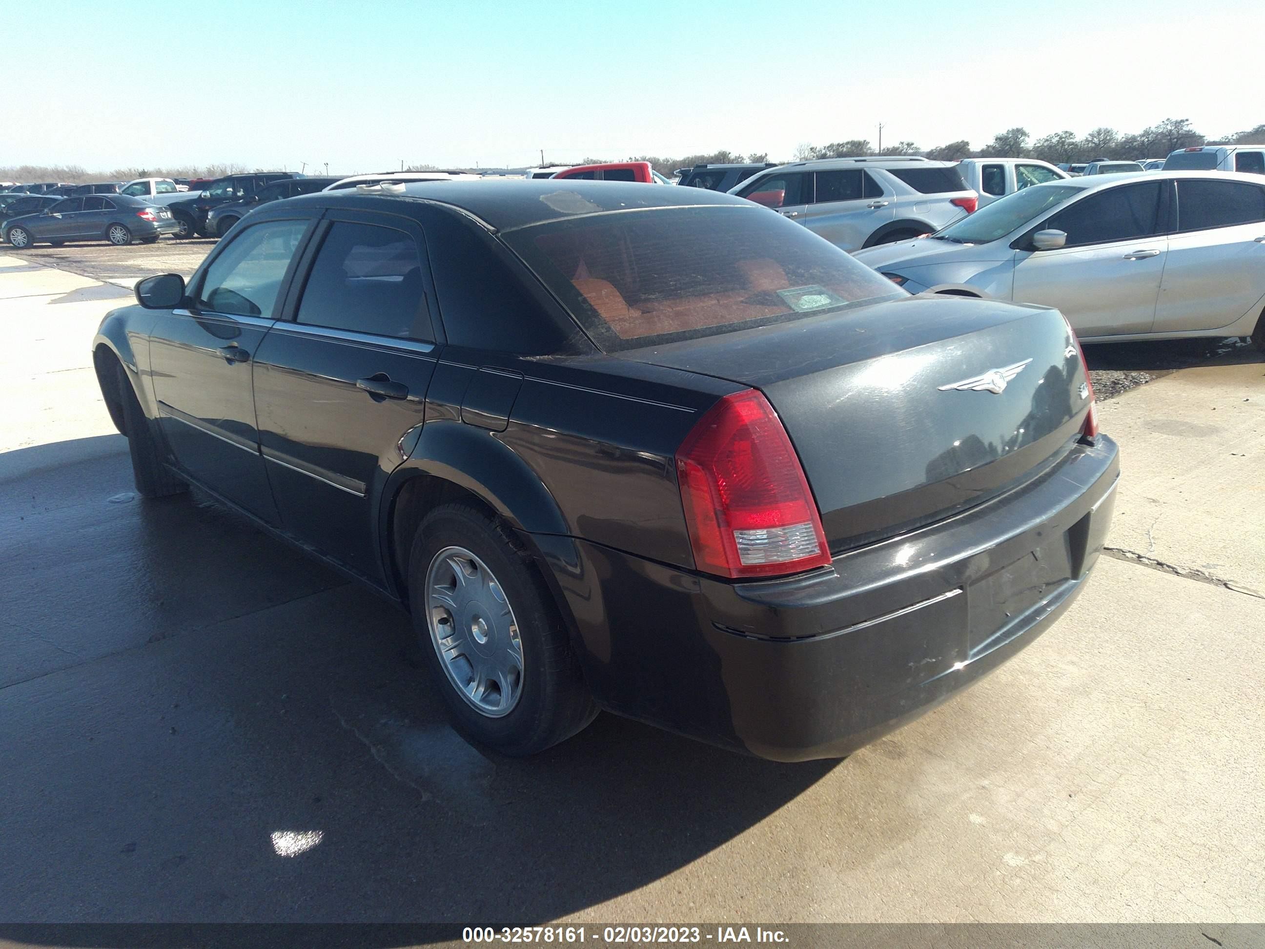 Photo 3 VIN: 2C3AA53G35H541039 - CHRYSLER 300 