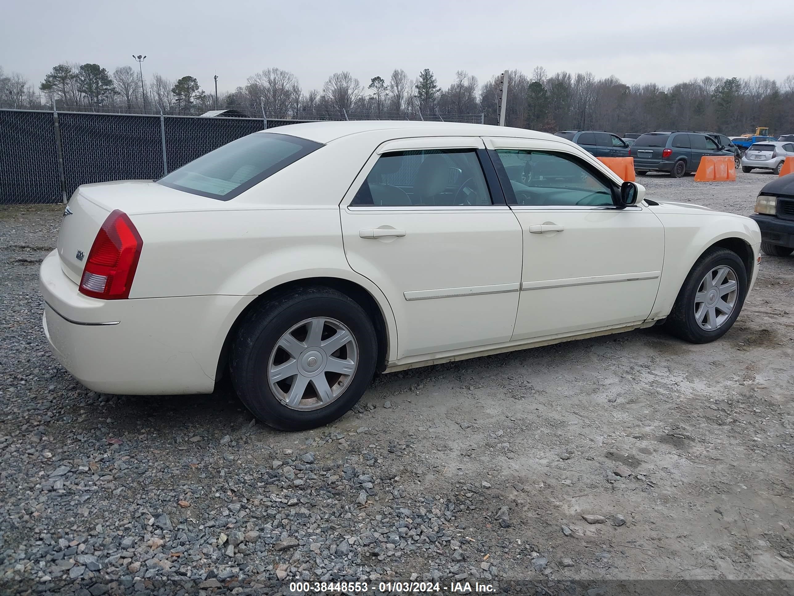 Photo 3 VIN: 2C3AA53G45H157464 - CHRYSLER 300 