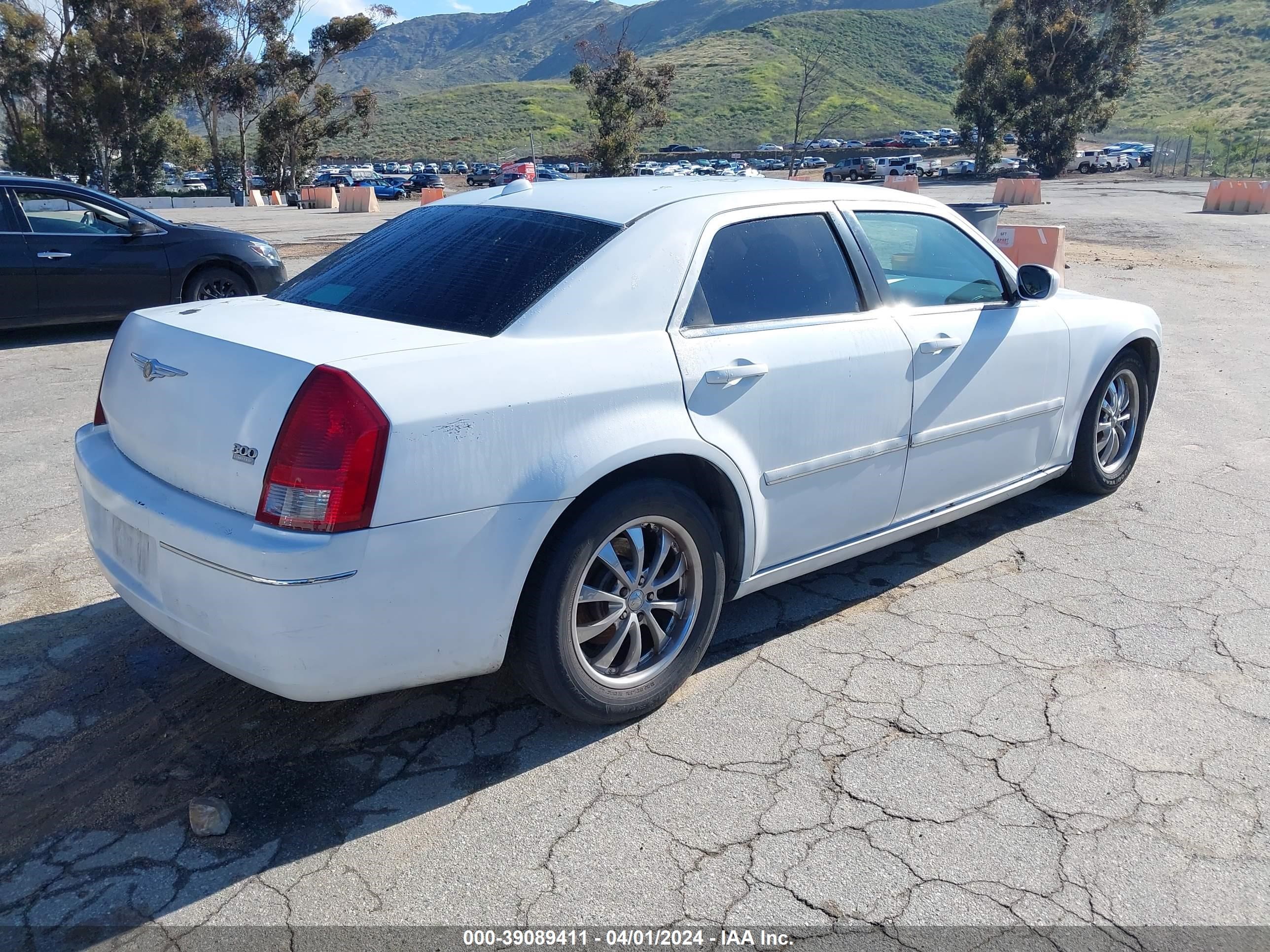 Photo 3 VIN: 2C3AA53G45H564961 - CHRYSLER 300 