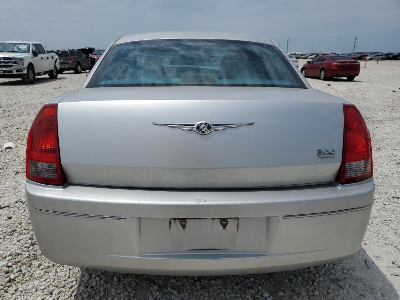 Photo 5 VIN: 2C3AA53G55H543231 - CHRYSLER 300 