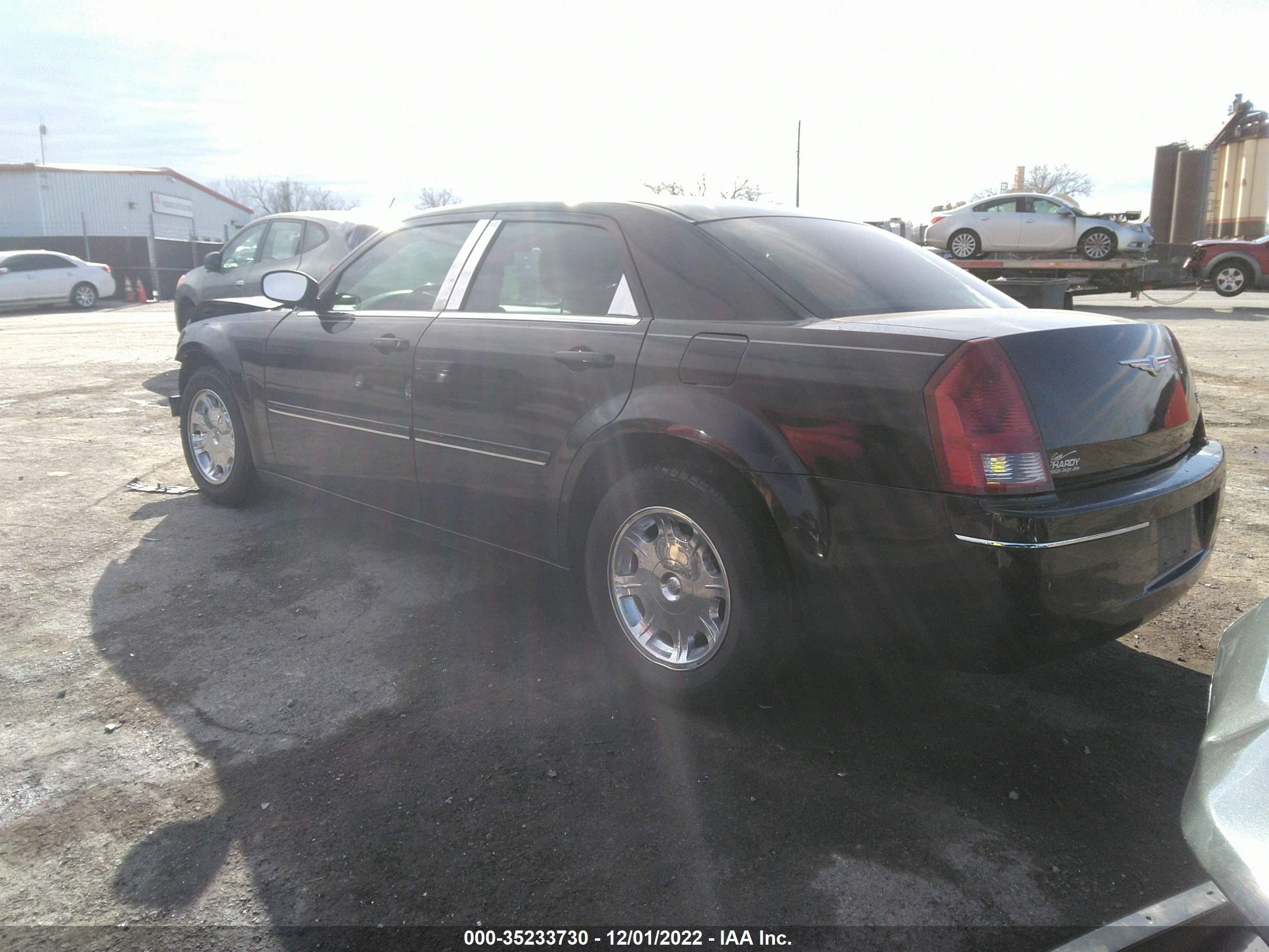 Photo 2 VIN: 2C3AA53G65H136941 - CHRYSLER 300 