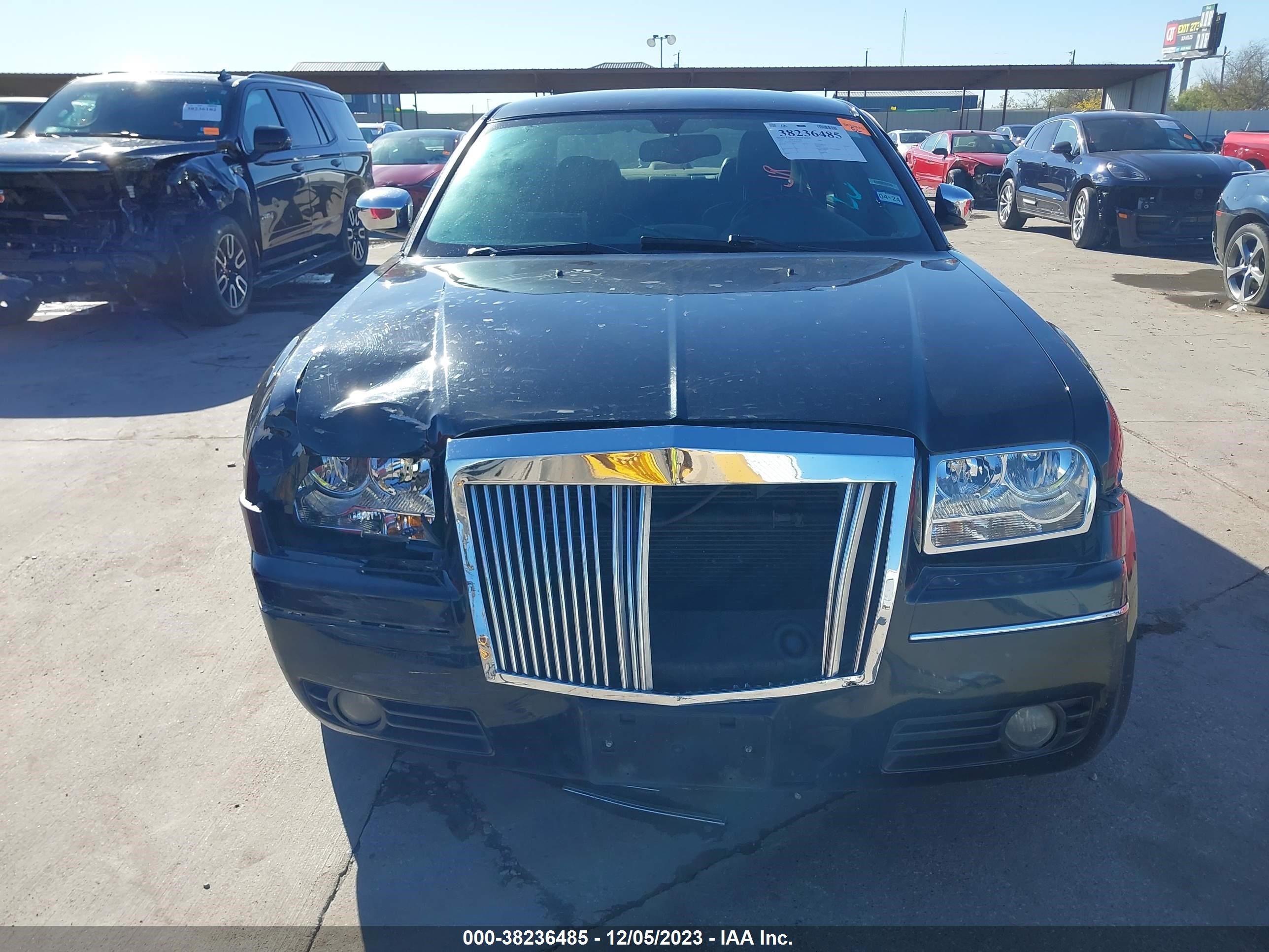 Photo 12 VIN: 2C3AA53G75H152775 - CHRYSLER 300 