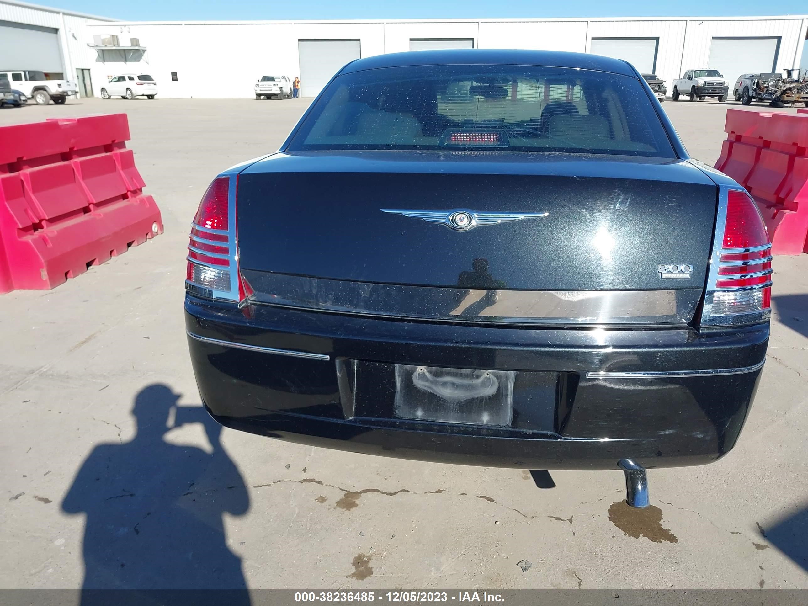 Photo 16 VIN: 2C3AA53G75H152775 - CHRYSLER 300 